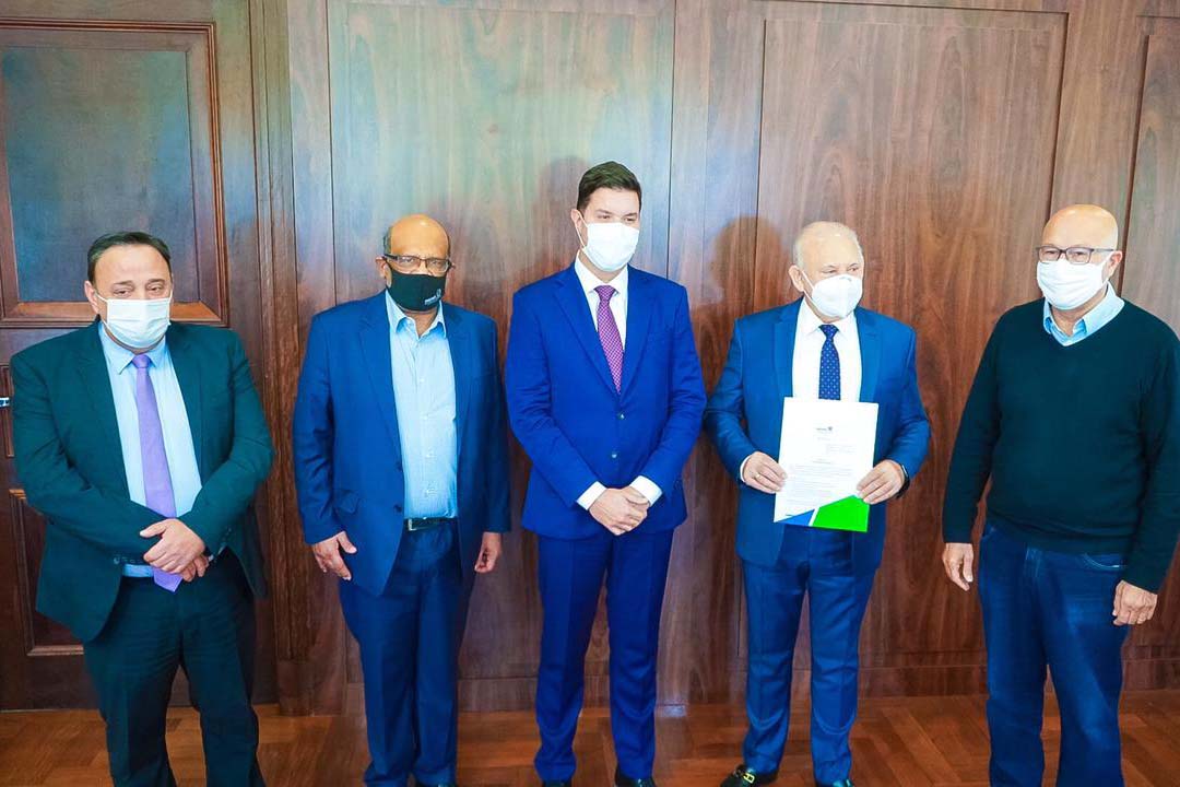 O chefe da Casa Civil, Guto Silva, entrega nesta segunda-feira (19) a Lei de Diretrizes Orçamentárias (LDO) de 2022 para análise dos deputados estaduais. O documento foi elaborado pela Secretaria de Estado da Fazenda. Foto: Guilherme Flores/Casa Civil