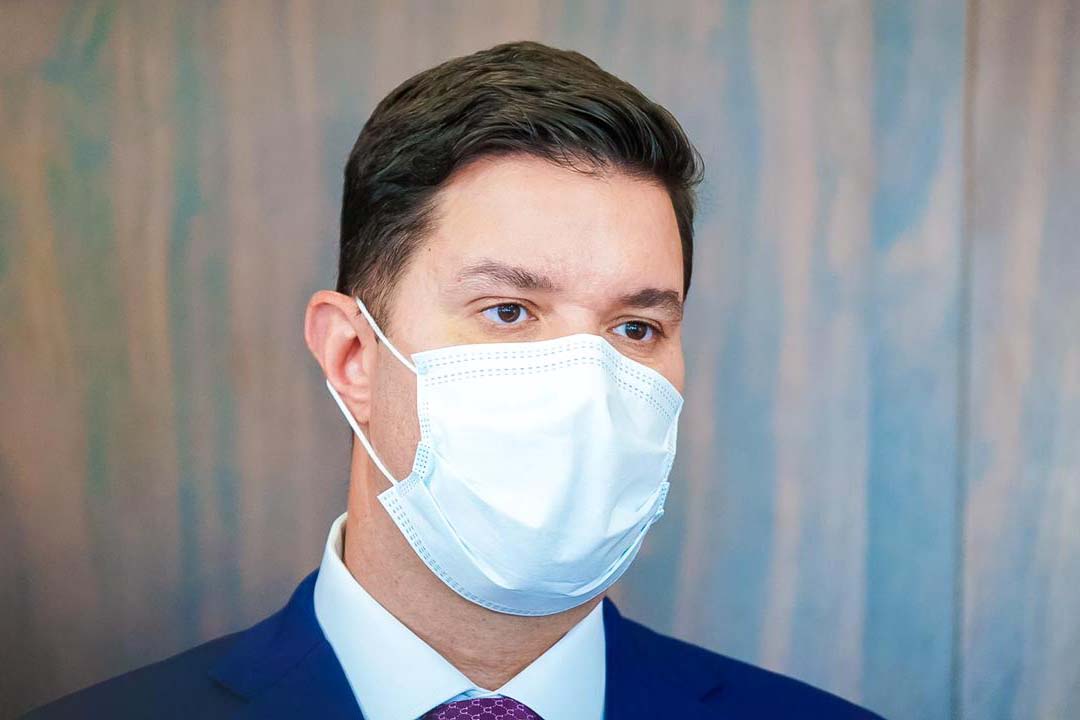 O chefe da Casa Civil, Guto Silva, entrega nesta segunda-feira (19) a Lei de Diretrizes Orçamentárias (LDO) de 2022 para análise dos deputados estaduais. O documento foi elaborado pela Secretaria de Estado da Fazenda. Foto: Guilherme Flores/Casa Civil