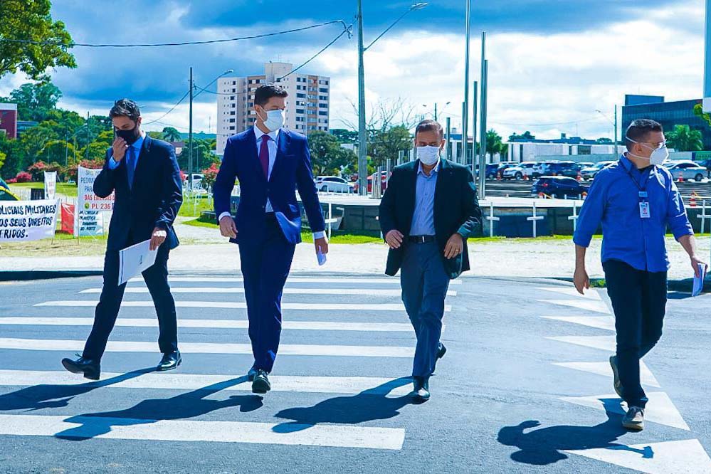 O chefe da Casa Civil, Guto Silva, entrega nesta segunda-feira (19) a Lei de Diretrizes Orçamentárias (LDO) de 2022 para análise dos deputados estaduais. O documento foi elaborado pela Secretaria de Estado da Fazenda. Foto: Guilherme Flores/Casa Civil