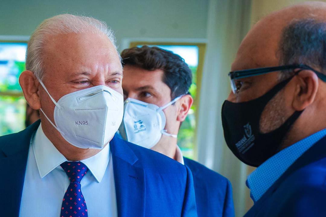 O chefe da Casa Civil, Guto Silva, entrega nesta segunda-feira (19) a Lei de Diretrizes Orçamentárias (LDO) de 2022 para análise dos deputados estaduais. O documento foi elaborado pela Secretaria de Estado da Fazenda. Foto: Guilherme Flores/Casa Civil