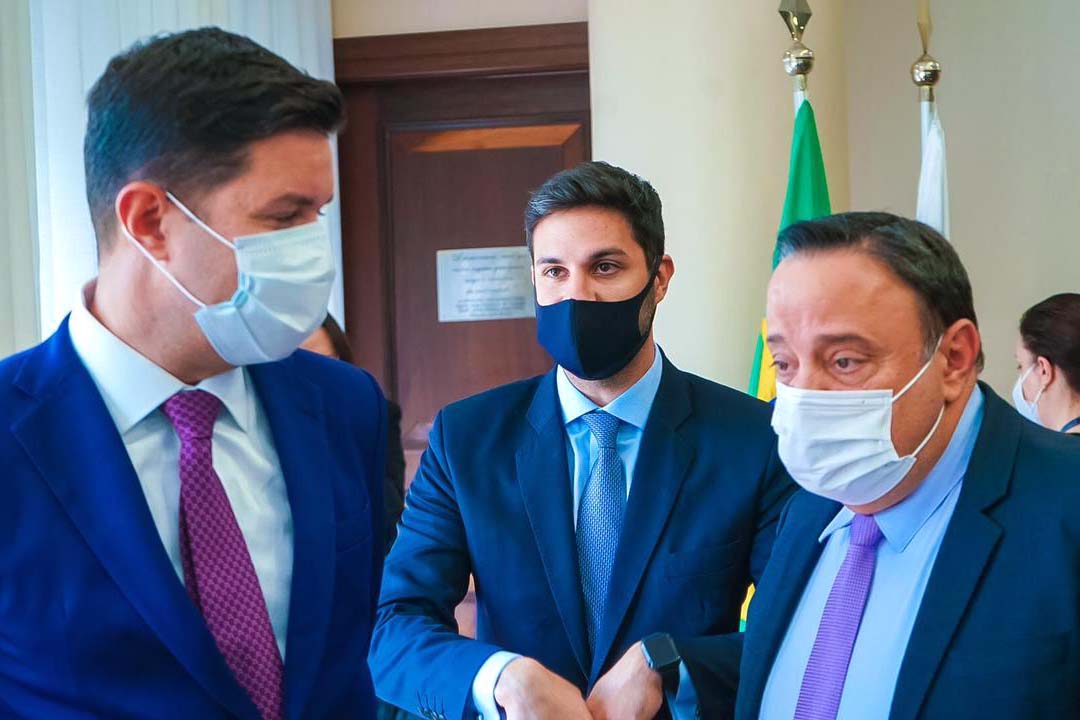 O chefe da Casa Civil, Guto Silva, entrega nesta segunda-feira (19) a Lei de Diretrizes Orçamentárias (LDO) de 2022 para análise dos deputados estaduais. O documento foi elaborado pela Secretaria de Estado da Fazenda. Foto: Guilherme Flores/Casa Civil