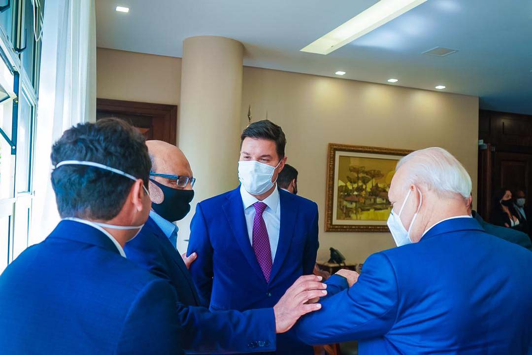 O chefe da Casa Civil, Guto Silva, entrega nesta segunda-feira (19) a Lei de Diretrizes Orçamentárias (LDO) de 2022 para análise dos deputados estaduais. O documento foi elaborado pela Secretaria de Estado da Fazenda. Foto: Guilherme Flores/Casa Civil