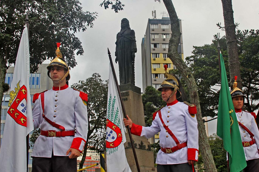 Polícias do Paraná reverenciam patriotismo e defesa da democracia ao comemorar o Dia do Tiradentes.  -  Curitiba, 21/04/2021  -  Foto: SESP/PR