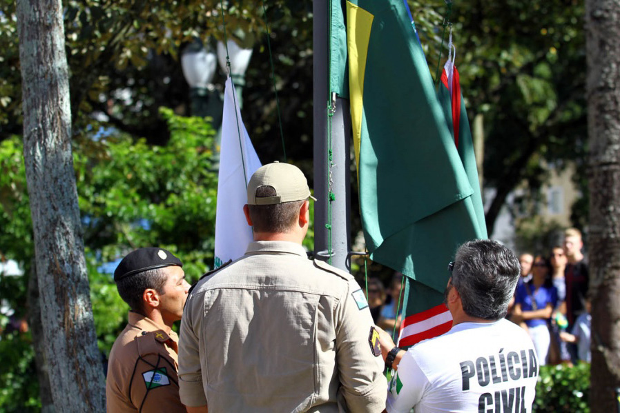 Polícias do Paraná reverenciam patriotismo e defesa da democracia ao comemorar o Dia do Tiradentes.  -  Curitiba, 21/04/2021  -  Foto: SESP/PR