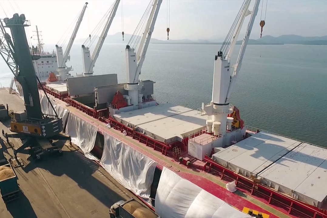 O Porto de Antonina está apto para receber navios com maior capacidade de carga. O calado operacional do canal de acesso ao terminal passa de 8 para 8,5 metros. Essa é a profundidade em que as embarcações podem ficar submersas na água, ao navegar para entrar ou sair do terminal.  -  Paranaguá, 22/04/2021  -  Foto: Claudio Neves/Portos do Paraná