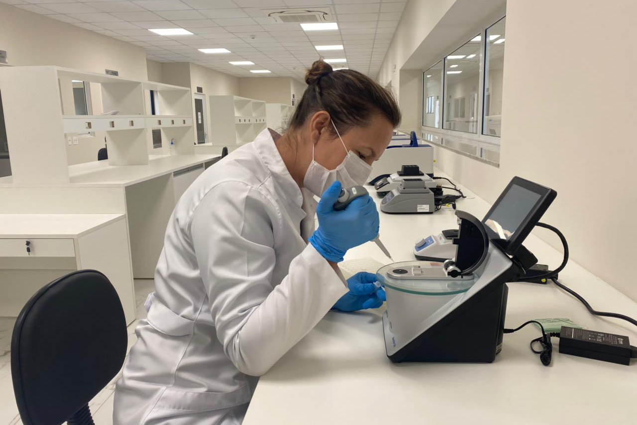 O Paraná iniciou um novo projeto de pesquisa para o mapeamento genético de cepas circulantes do novo coronavírus no Estado. Desenvolvida pela Rede de Estudos Genômicos do Paraná, a iniciativa vai permitir a análise mais acurada dos impactos epidemiológico e clínico da Covid-19, de acordo com cada linhagem do vírus Sars-Cov-2.  -  Foto: SETI