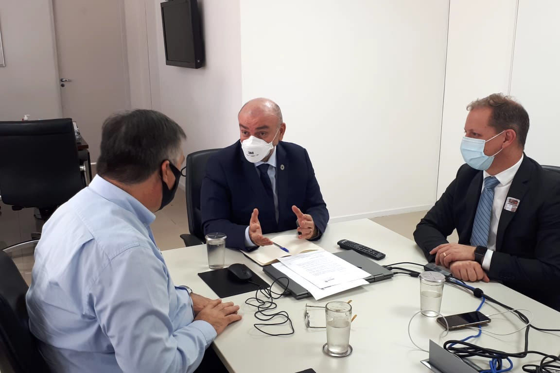 O Governo do Paraná apresentou nesta quarta-feira (28) um pedido de antecipação da vacinação dos profissionais e trabalhadores da Educação ao Ministério da Saúde. O apelo foi feito pelo secretário da Saúde, Beto Preto, a autoridades da pasta federal em Brasília. O Estado defende a readequação do calendário nacional para que a imunização dos docentes e servidores aconteça simultaneamente às pessoas com comorbidades. -  Brasília, 28/04/2021   -  Foto: Rodrigo Rossi