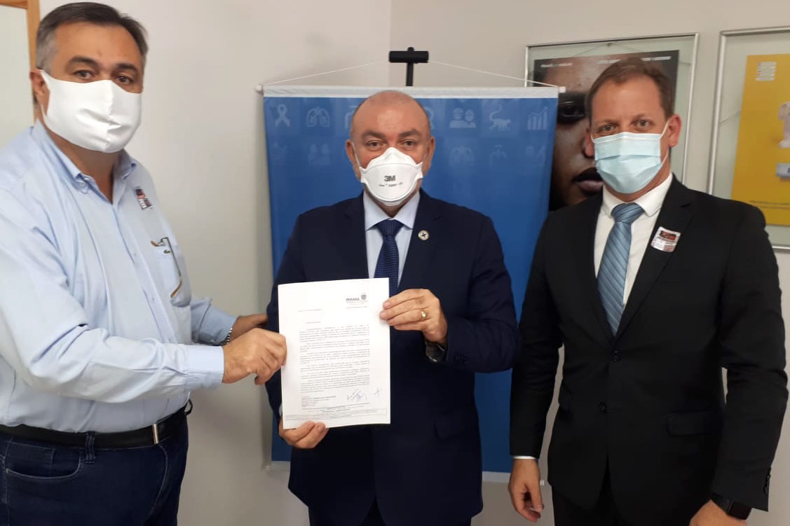 O Governo do Paraná apresentou nesta quarta-feira (28) um pedido de antecipação da vacinação dos profissionais e trabalhadores da Educação ao Ministério da Saúde. O apelo foi feito pelo secretário da Saúde, Beto Preto, a autoridades da pasta federal em Brasília. O Estado defende a readequação do calendário nacional para que a imunização dos docentes e servidores aconteça simultaneamente às pessoas com comorbidades. -  Brasília, 28/04/2021   -  Foto: Rodrigo Rossi