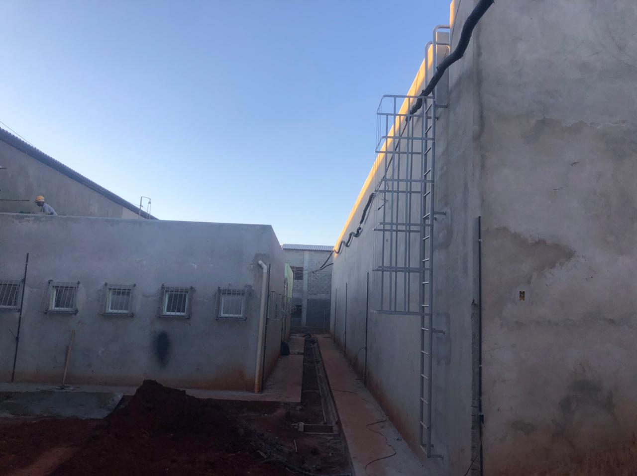 As obras da Cadeia Pública de Londrina, que vai atender a demanda da cidade e da região Norte do Paraná, atingiram a marca de 75% de conclusão. O investimento é de cerca de R$ 18 milhões e tem como objetivo ampliar as vagas do sistema prisional do Estado. A obra deve ser finalizada ainda em 2021. - Foto: SESP/PR