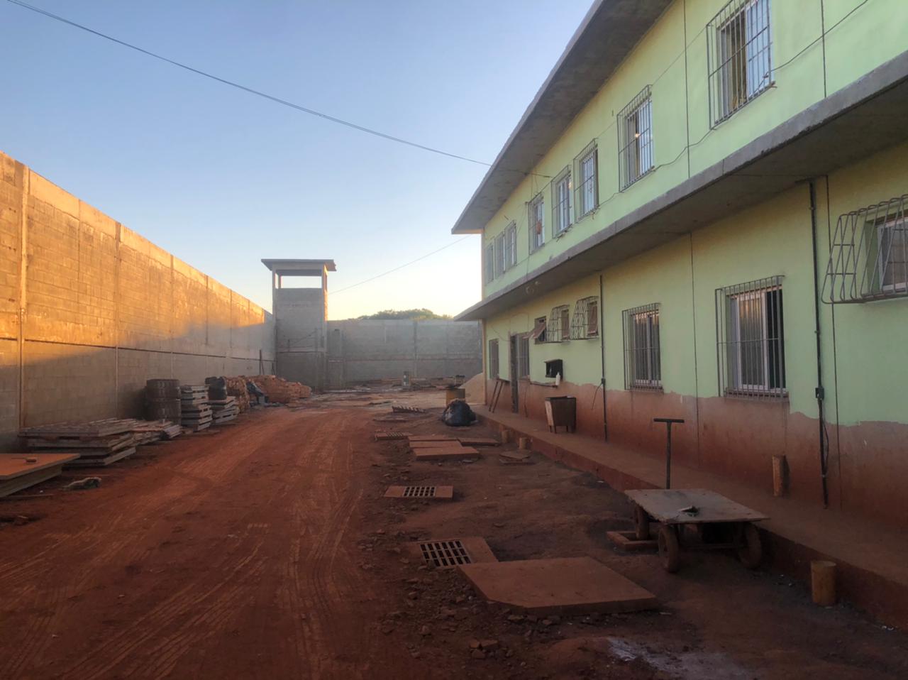 As obras da Cadeia Pública de Londrina, que vai atender a demanda da cidade e da região Norte do Paraná, atingiram a marca de 75% de conclusão. O investimento é de cerca de R$ 18 milhões e tem como objetivo ampliar as vagas do sistema prisional do Estado. A obra deve ser finalizada ainda em 2021. - Foto: SESP/PR
