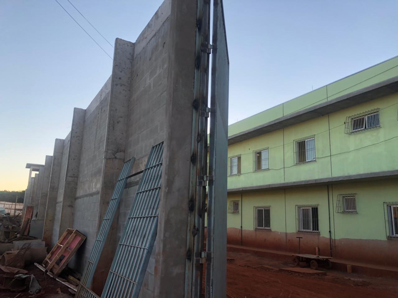 As obras da Cadeia Pública de Londrina, que vai atender a demanda da cidade e da região Norte do Paraná, atingiram a marca de 75% de conclusão. O investimento é de cerca de R$ 18 milhões e tem como objetivo ampliar as vagas do sistema prisional do Estado. A obra deve ser finalizada ainda em 2021. - Foto: SESP/PR