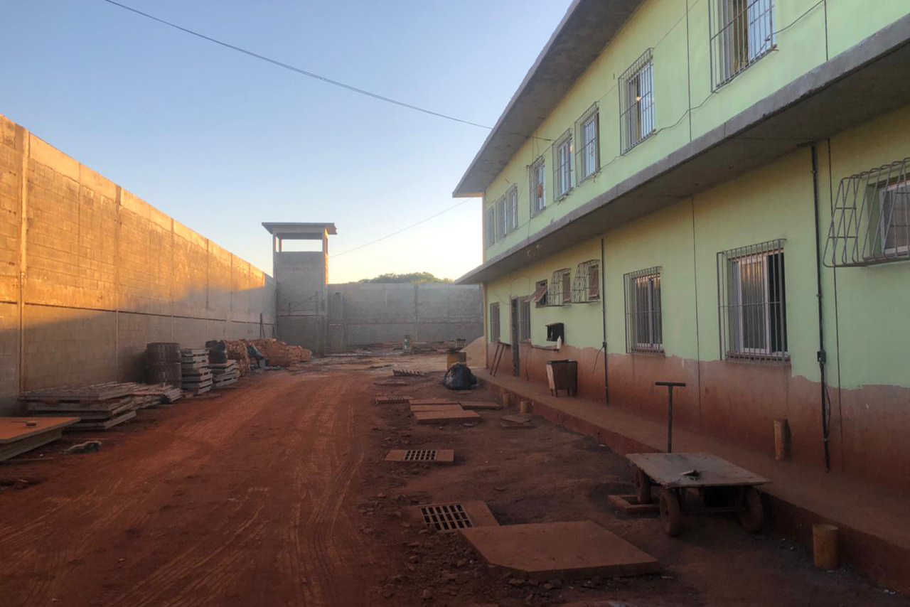 As obras da Cadeia Pública de Londrina, que vai atender a demanda da cidade e da região Norte do Paraná, atingiram a marca de 75% de conclusão. O investimento é de cerca de R$ 18 milhões e tem como objetivo ampliar as vagas do sistema prisional do Estado. A obra deve ser finalizada ainda em 2021. - Foto: SESP/PR