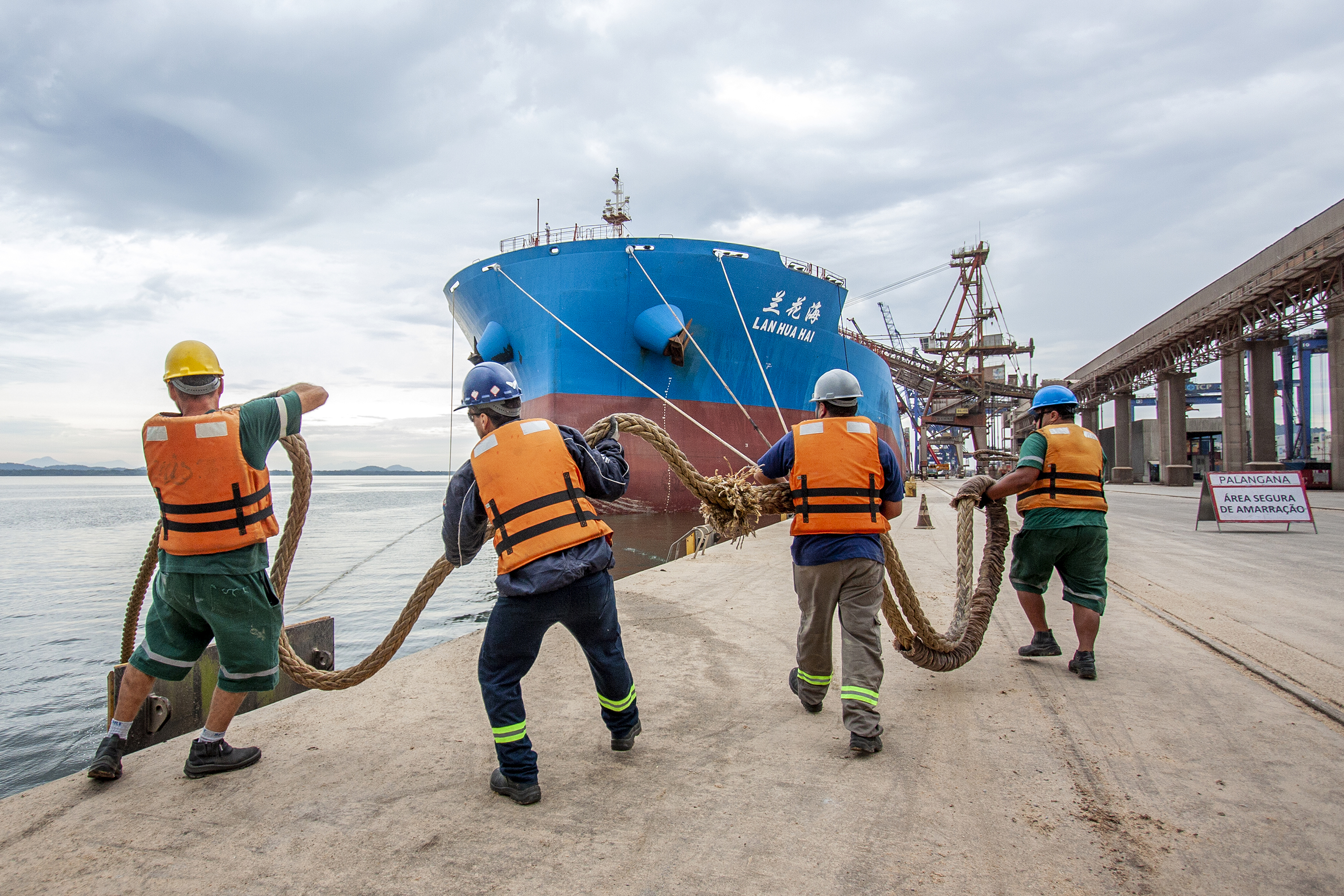 Neste dia 1º de maio, Dia do Trabalhador, a Portos do Paraná destaca a importância do trabalho portuário para a manutenção de diversas atividades econômicas no Estado, direta ou indiretamente.  -  Fotos: Arquivo/ Claudio Neves/Portos do Paraná