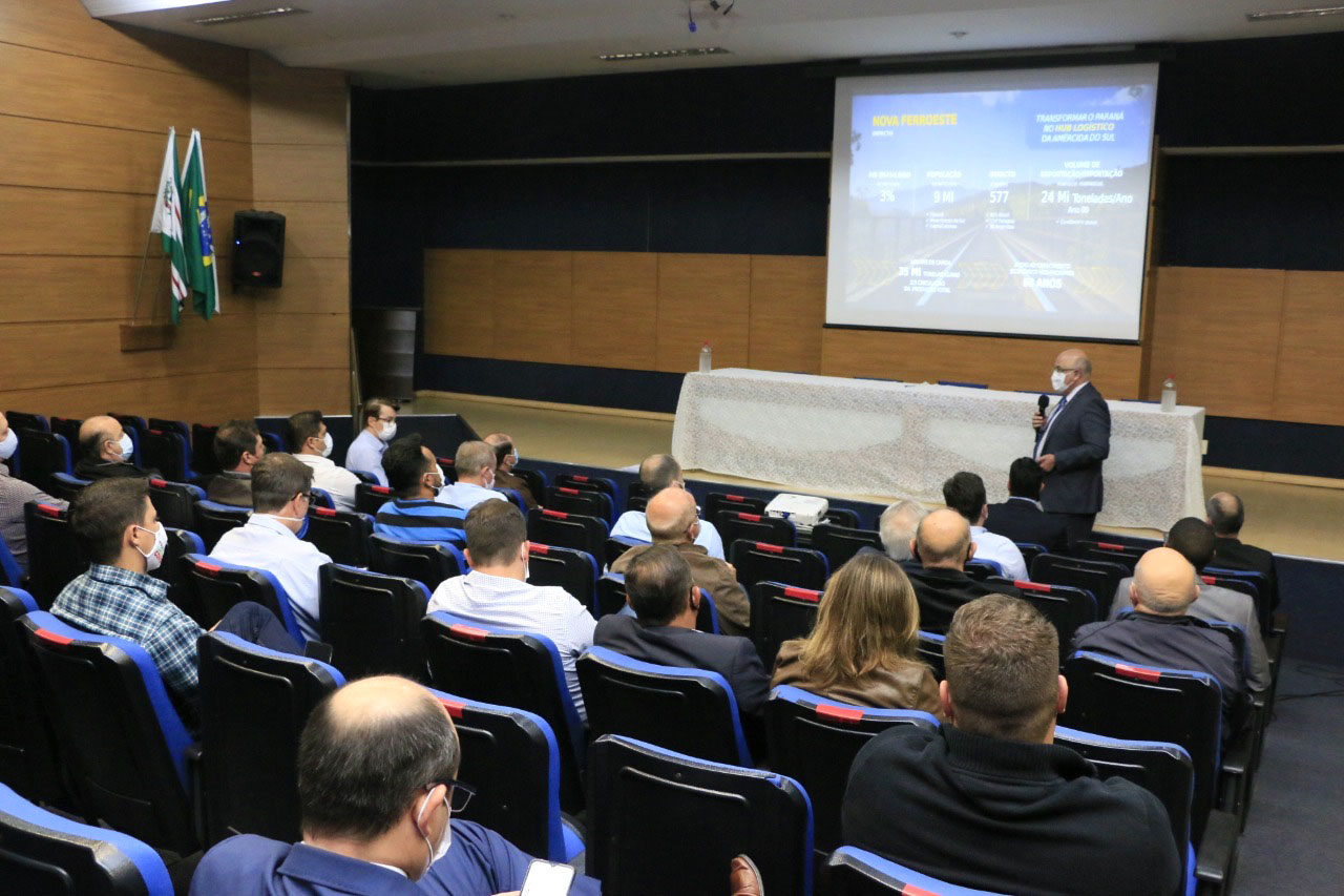 O projeto da Nova Ferroeste ganha, a cada dia, novos capítulos que ajudam essa história a avançar. Nesta semana, em Toledo, foi realizada uma reunião de trabalho com prefeitos e vereadores da região Oeste, além de lideranças sociais e empresariais  -  Foto: Arquivo GT Ferroeste