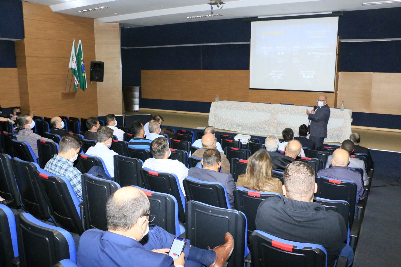 O projeto da Nova Ferroeste ganha, a cada dia, novos capítulos que ajudam essa história a avançar. Nesta semana, em Toledo, foi realizada uma reunião de trabalho com prefeitos e vereadores da região Oeste, além de lideranças sociais e empresariais  -  Foto: Arquivo GT Ferroeste