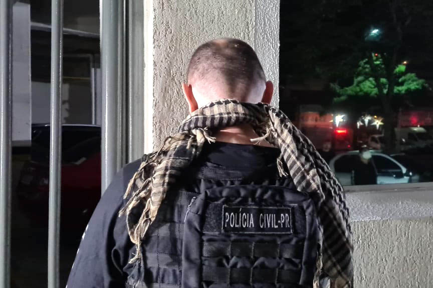 A Polícia Civil do Paraná (PCPR) prendeu uma mulher, de 37 anos e três homens, de 32, 33 e 23, envolvidos em uma associação criminosa que aplicava golpes. Eles são responsáveis por enganar cerca de 100 vítimas e gerar um prejuízo estimado em R$ 5 milhões. A ação foi deflagrada na manhã desta terça-feira (4).  -  Curitiba, 04/05/2021  -  Foto: Divulgação PCPR/SESP/PR