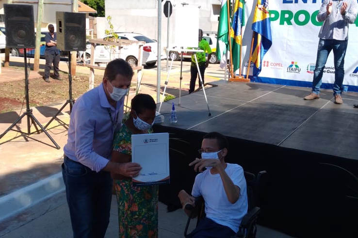 Vinte famílias que residiam em condições precárias em Guaíra, cidade da região Oeste do Paraná, deixaram as dificuldades para trás ao conquistarem, nesta terça-feira (4), as chaves da casa própria. As casas foram construídas em uma parceria do Governo do Estado com a Itaipu Binacional e a prefeitura e receberam investimentos de R$ 1 milhão, utilizado para subsidiar integralmente o valor dos imóveis aos beneficiários. (Foto: Prefeitura de Guaíra)