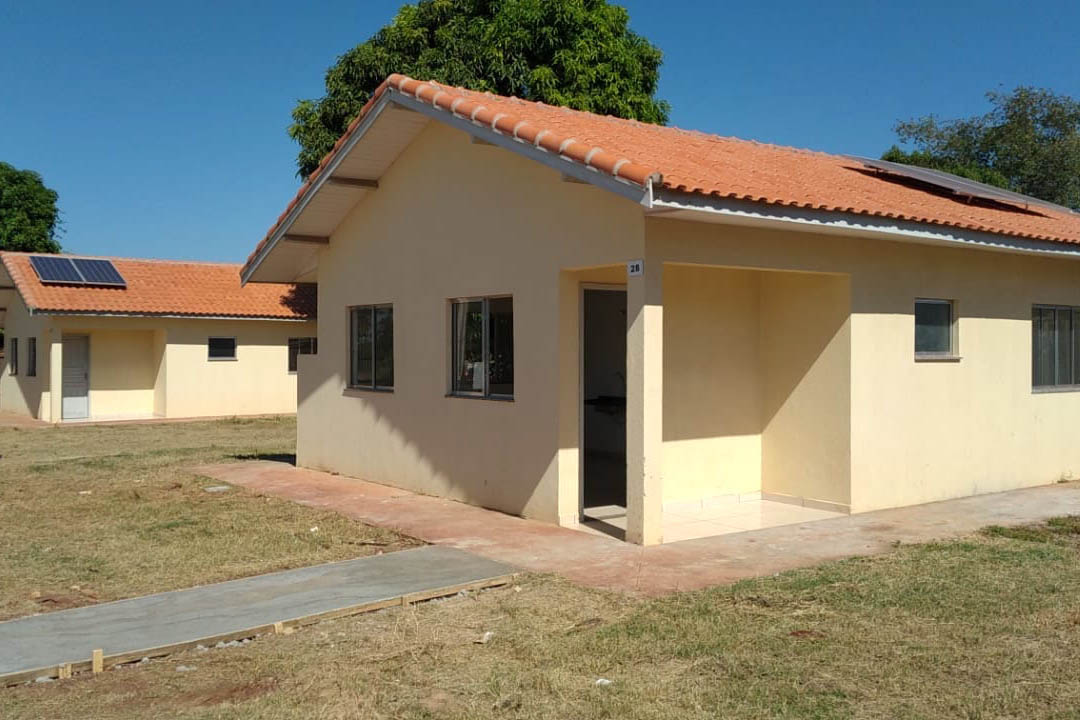Vinte famílias que residiam em condições precárias em Guaíra, cidade da região Oeste do Paraná, deixaram as dificuldades para trás ao conquistarem, nesta terça-feira (4), as chaves da casa própria. As casas foram construídas em uma parceria do Governo do Estado com a Itaipu Binacional e a prefeitura e receberam investimentos de R$ 1 milhão, utilizado para subsidiar integralmente o valor dos imóveis aos beneficiários. (Foto: Prefeitura de Guaíra)