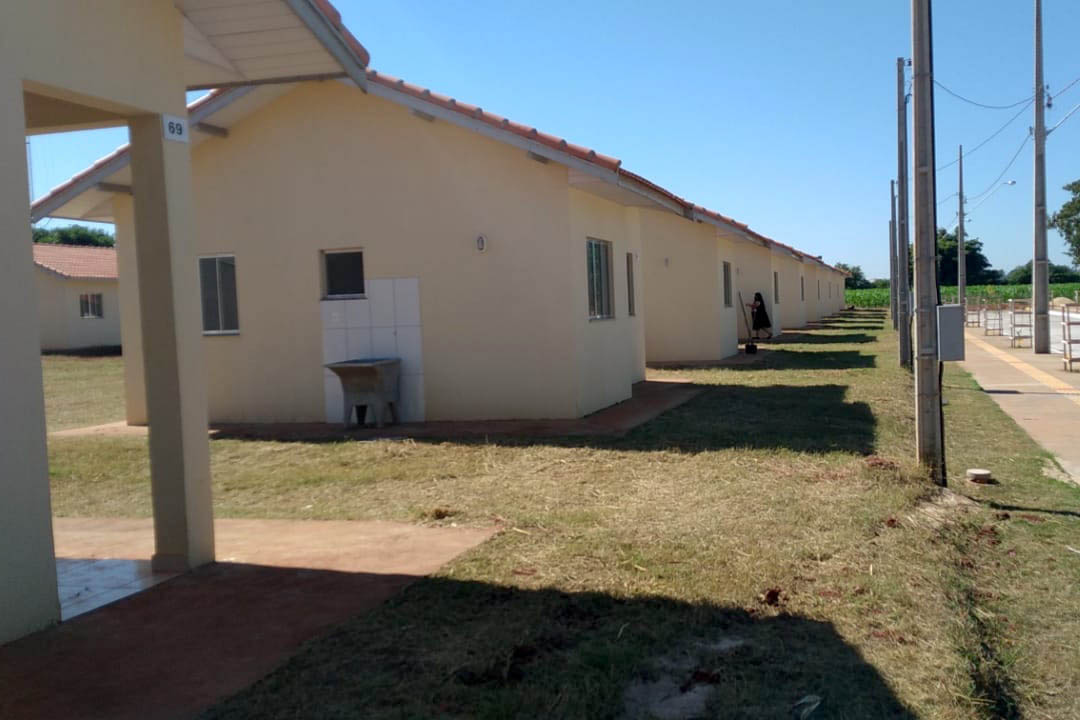 Vinte famílias que residiam em condições precárias em Guaíra, cidade da região Oeste do Paraná, deixaram as dificuldades para trás ao conquistarem, nesta terça-feira (4), as chaves da casa própria. As casas foram construídas em uma parceria do Governo do Estado com a Itaipu Binacional e a prefeitura e receberam investimentos de R$ 1 milhão, utilizado para subsidiar integralmente o valor dos imóveis aos beneficiários. (Foto: Prefeitura de Guaíra)