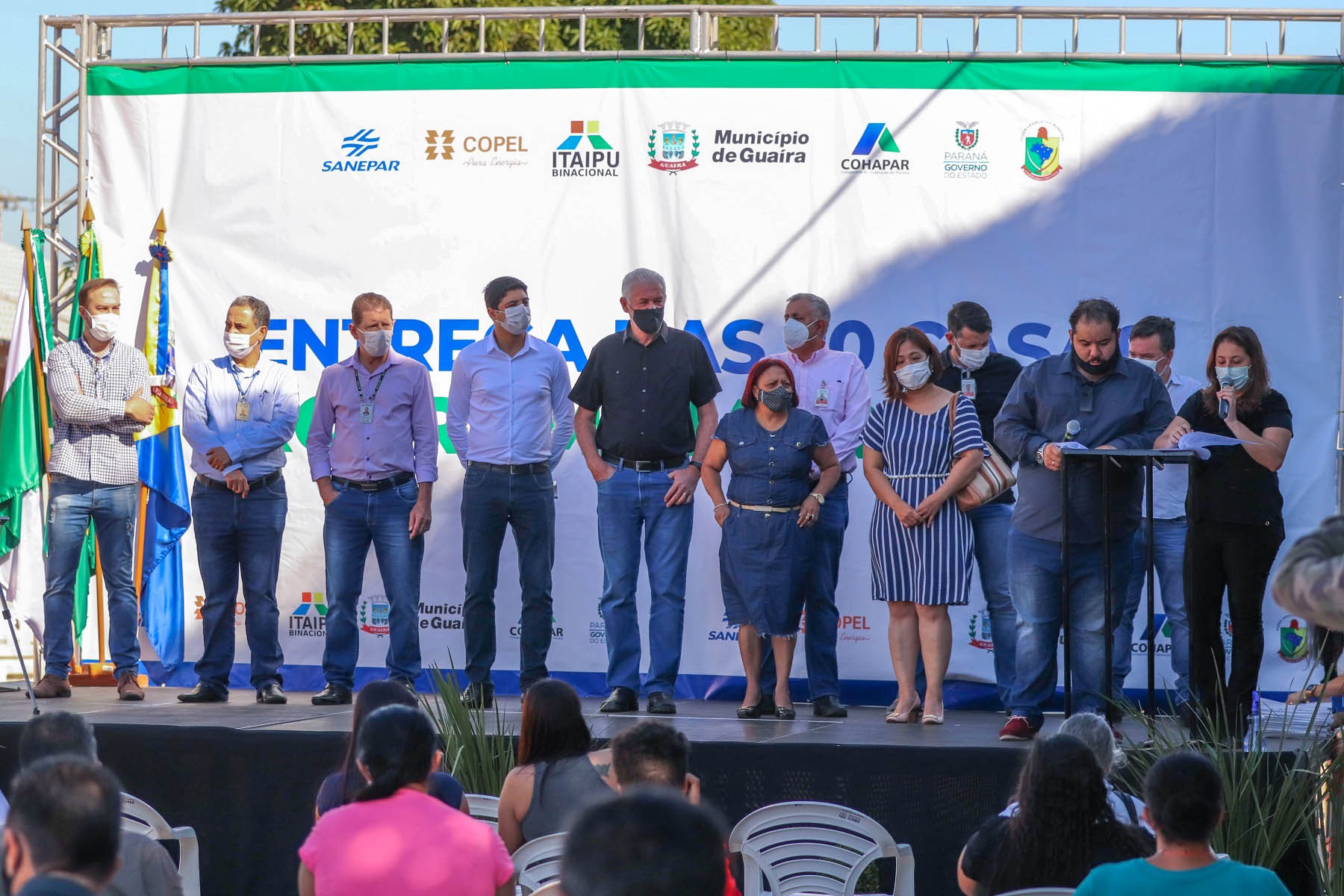 Vinte famílias que residiam em condições precárias em Guaíra, cidade da região Oeste do Paraná, deixaram as dificuldades para trás ao conquistarem, nesta terça-feira (4), as chaves da casa própria. As casas foram construídas em uma parceria do Governo do Estado com a Itaipu Binacional e a prefeitura e receberam investimentos de R$ 1 milhão, utilizado para subsidiar integralmente o valor dos imóveis aos beneficiários. (Foto: Prefeitura de Guaíra)