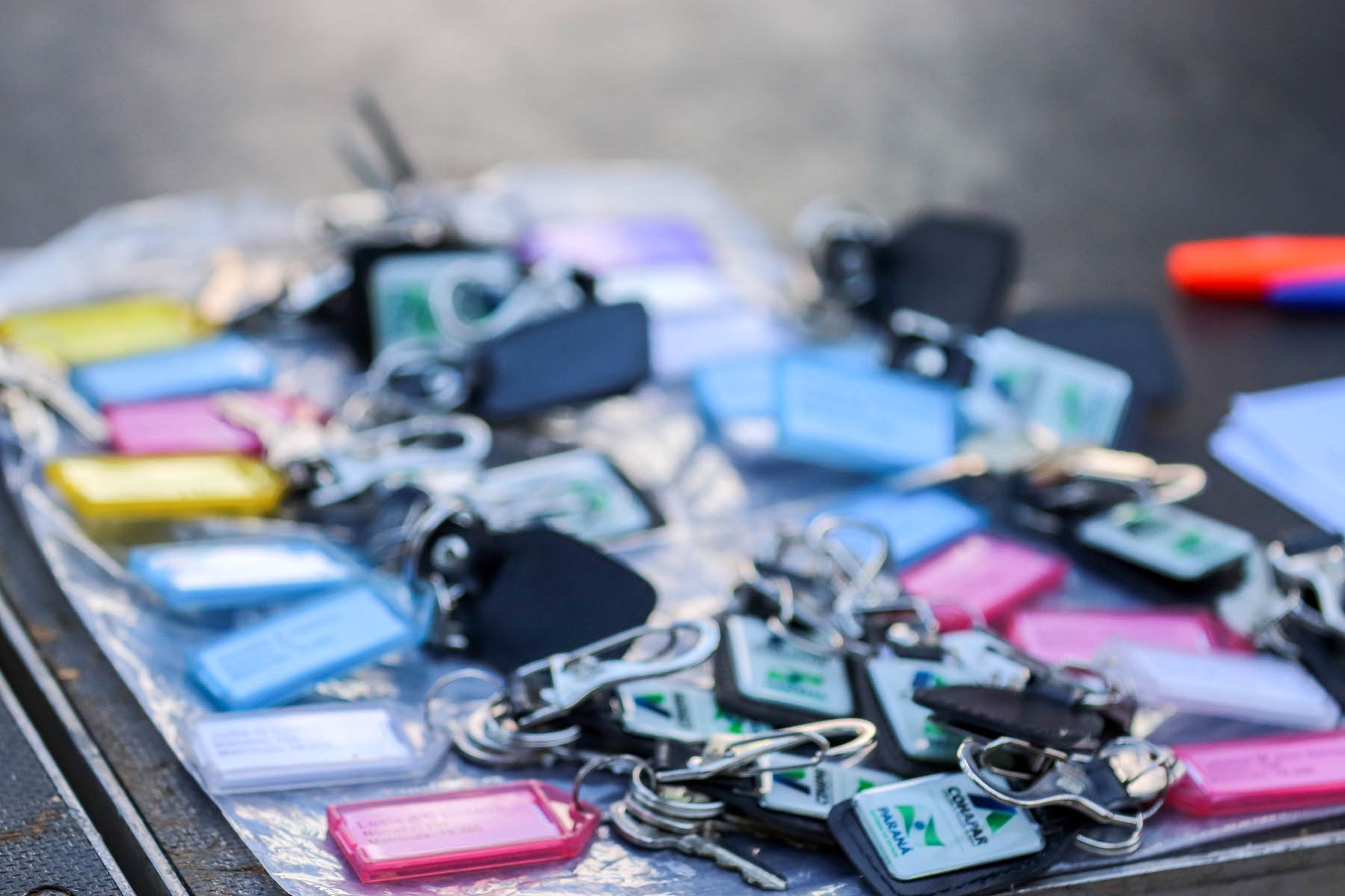 Vinte famílias que residiam em condições precárias em Guaíra, cidade da região Oeste do Paraná, deixaram as dificuldades para trás ao conquistarem, nesta terça-feira (4), as chaves da casa própria. As casas foram construídas em uma parceria do Governo do Estado com a Itaipu Binacional e a prefeitura e receberam investimentos de R$ 1 milhão, utilizado para subsidiar integralmente o valor dos imóveis aos beneficiários. (Foto: Prefeitura de Guaíra)