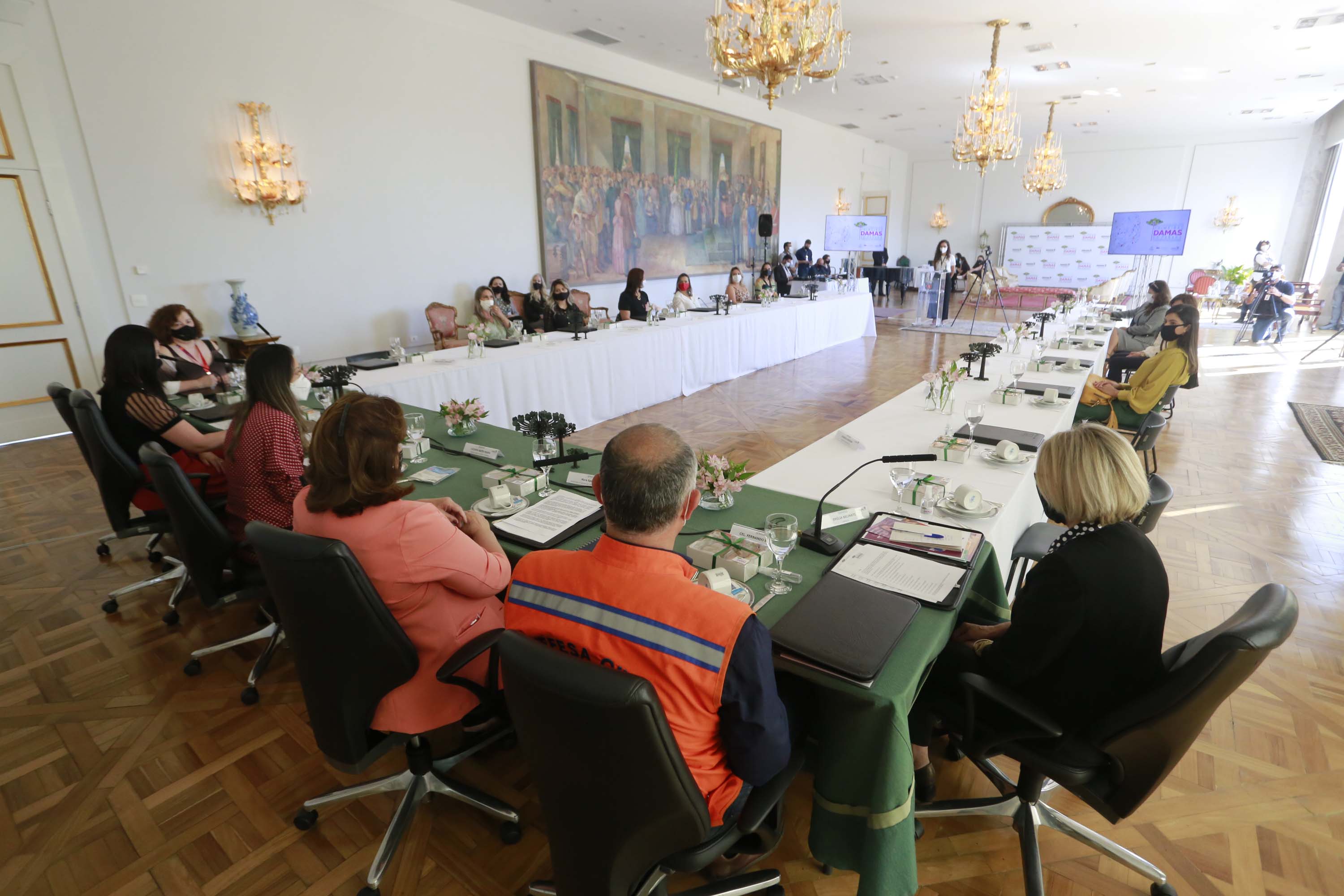A primeira-dama do Paraná, Luciana Saito Massa, presidiu nesta terça-feira (4), em Curitiba, o primeiro Encontro de Primeiras-Damas do Paraná. A iniciativa tem como objetivo promover um debate entre as primeiras-damas de todos os municípios paranaenses sobre políticas públicas direcionadas à área social e à mulher.