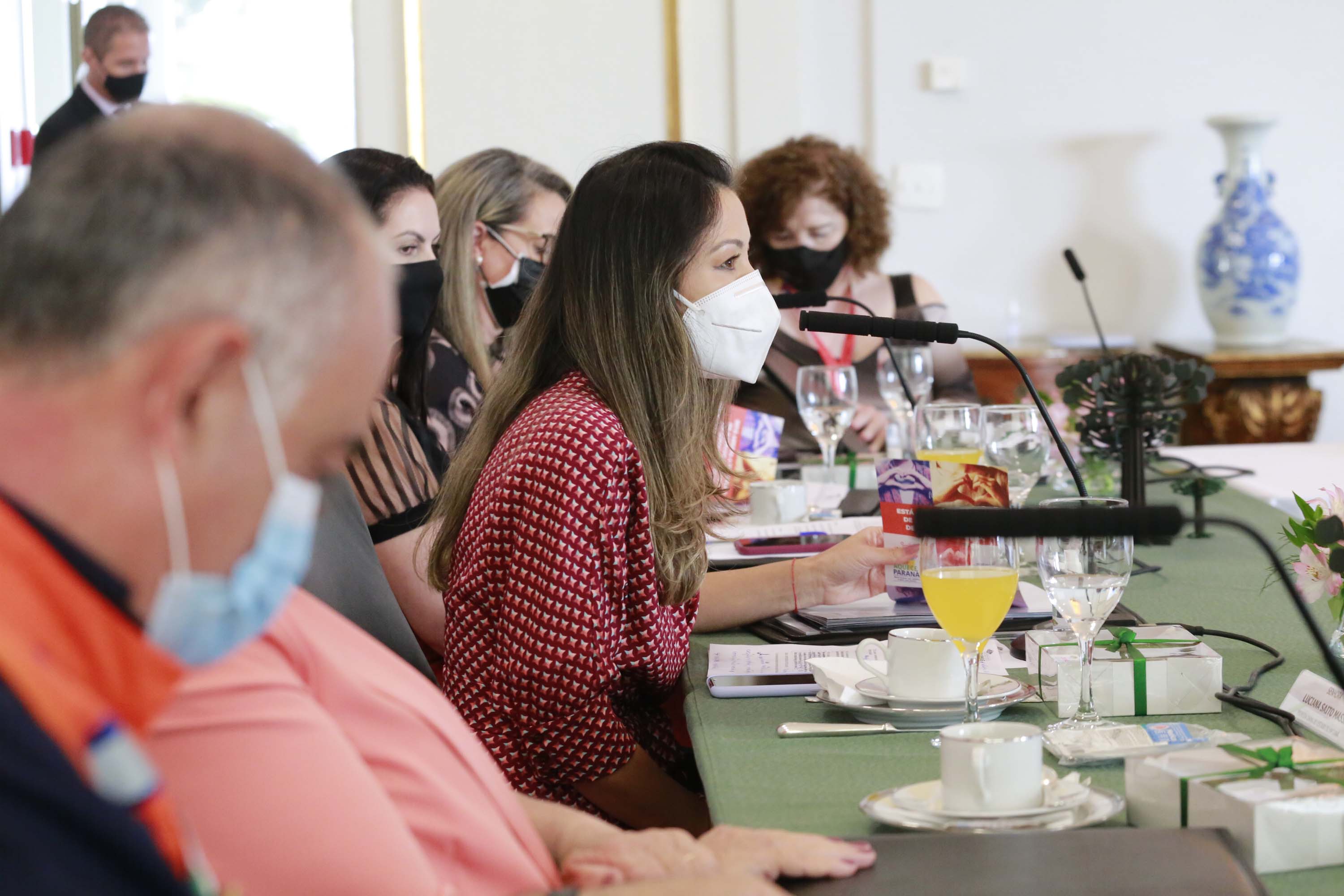 A primeira-dama do Paraná, Luciana Saito Massa, presidiu nesta terça-feira (4), em Curitiba, o primeiro Encontro de Primeiras-Damas do Paraná. A iniciativa tem como objetivo promover um debate entre as primeiras-damas de todos os municípios paranaenses sobre políticas públicas direcionadas à área social e à mulher.