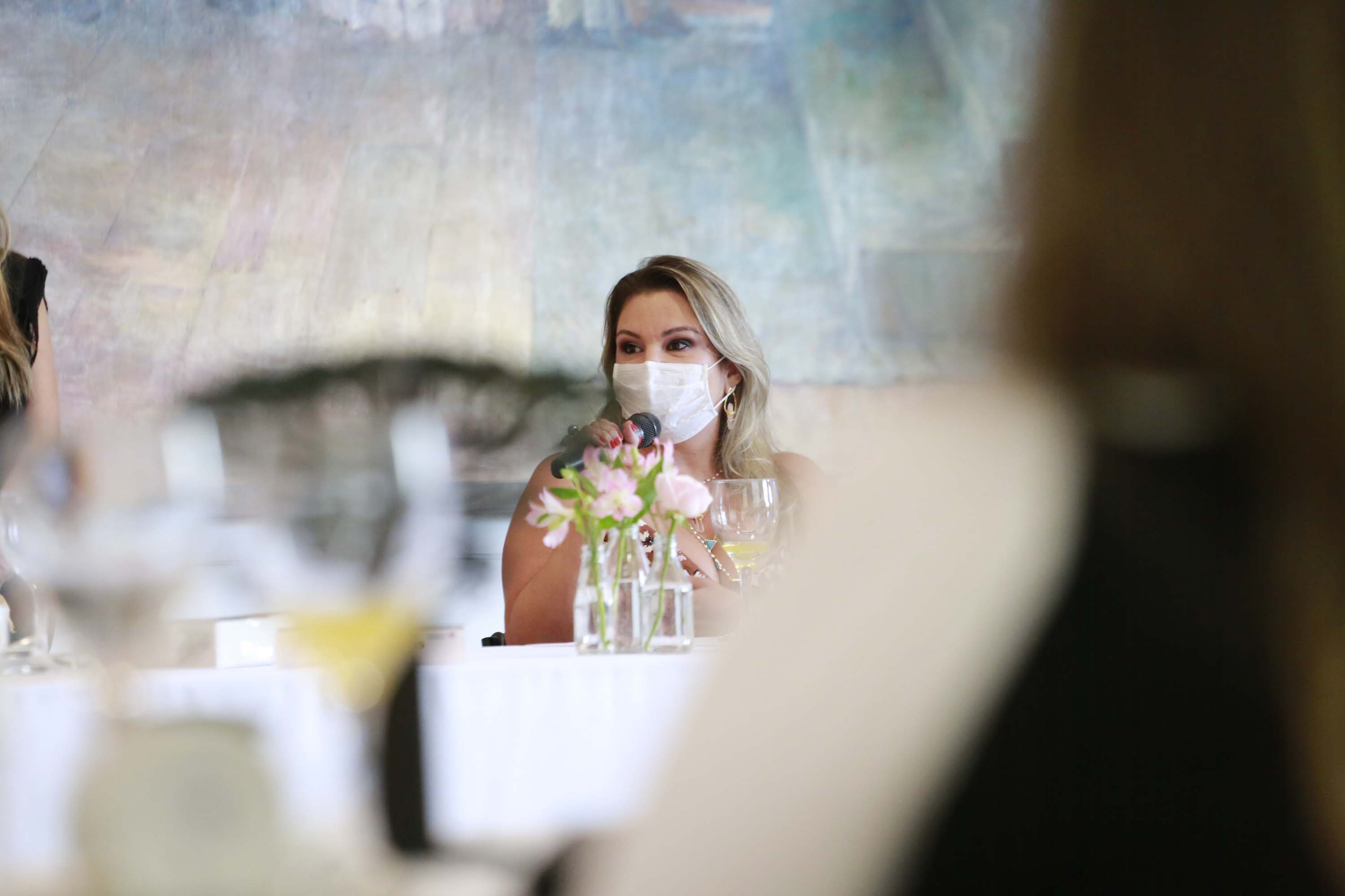 A primeira-dama do Paraná, Luciana Saito Massa, presidiu nesta terça-feira (4), em Curitiba, o primeiro Encontro de Primeiras-Damas do Paraná. A iniciativa tem como objetivo promover um debate entre as primeiras-damas de todos os municípios paranaenses sobre políticas públicas direcionadas à área social e à mulher.