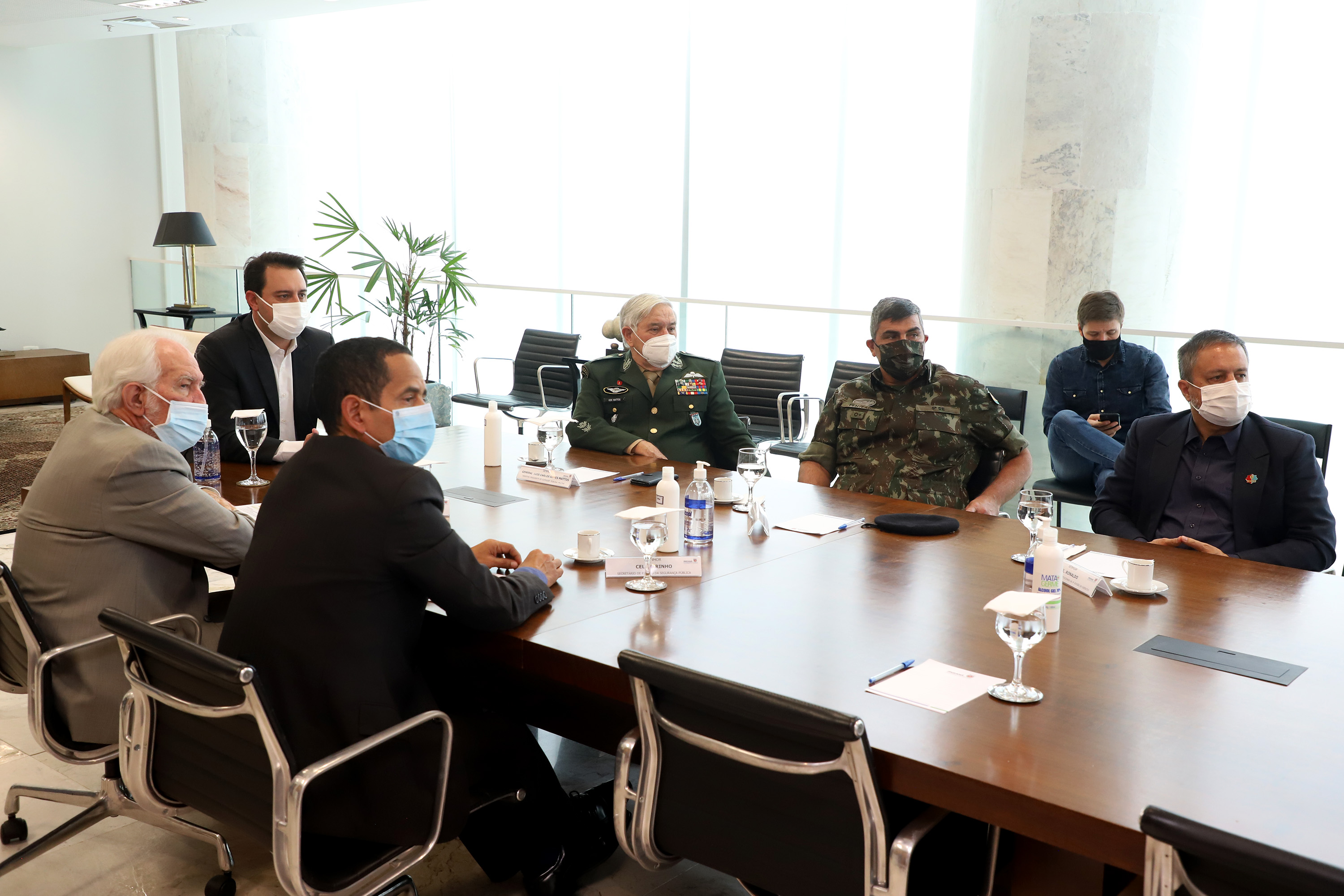 O governador Carlos Massa Ratinho Junior apresentou nesta quarta-feira (5) ao presidente do Superior Tribunal Militar (STM), general do Exército Luis Carlos Gomes Mattos, o projeto de Ponta Grossa para receber a Escola de Sargentos das Armas (ESA) do Exército Brasileiro.  Foto: Ari Dias/AEN