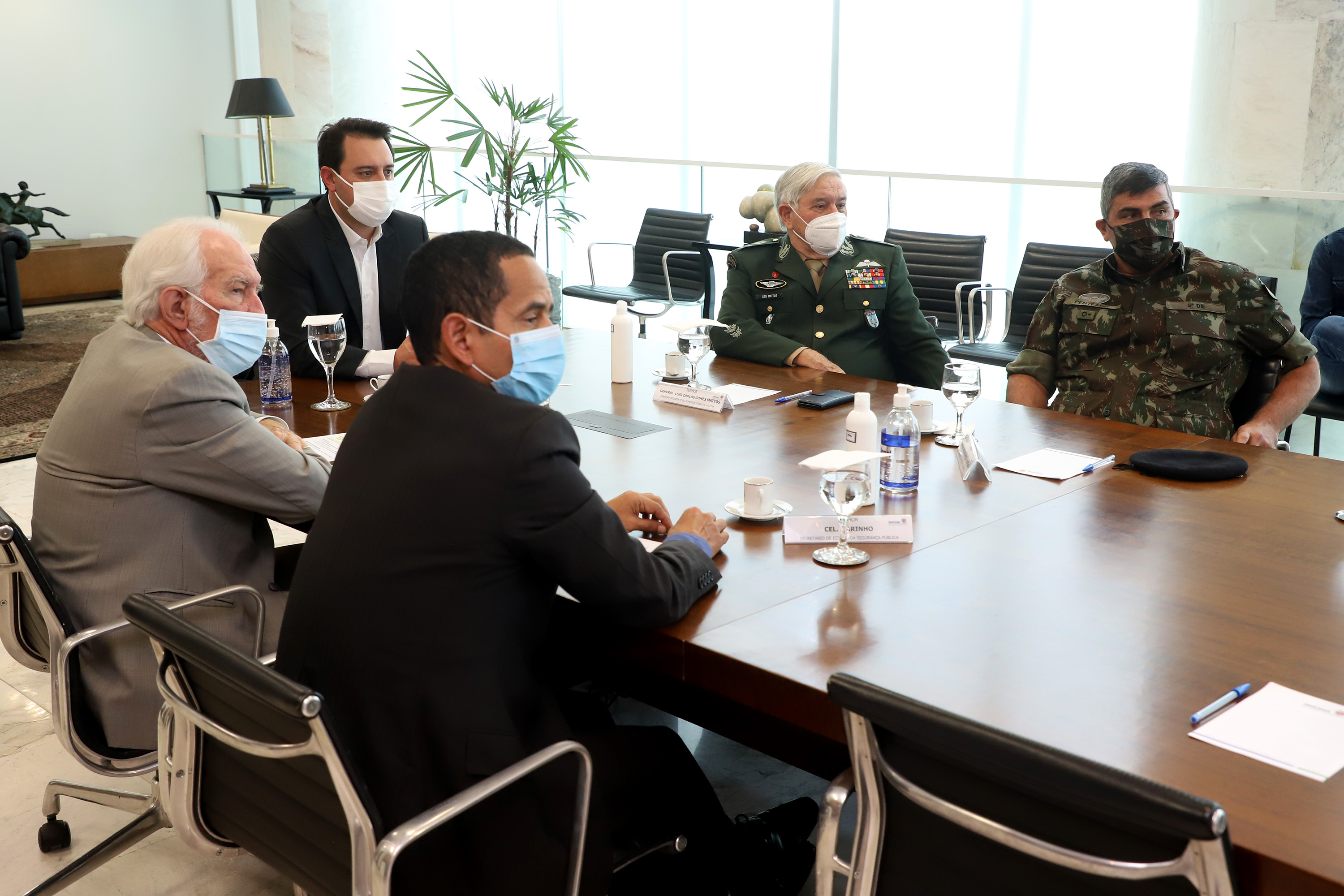 O governador Carlos Massa Ratinho Junior apresentou nesta quarta-feira (5) ao presidente do Superior Tribunal Militar (STM), general do Exército Luis Carlos Gomes Mattos, o projeto de Ponta Grossa para receber a Escola de Sargentos das Armas (ESA) do Exército Brasileiro.  Foto: Ari Dias/AEN