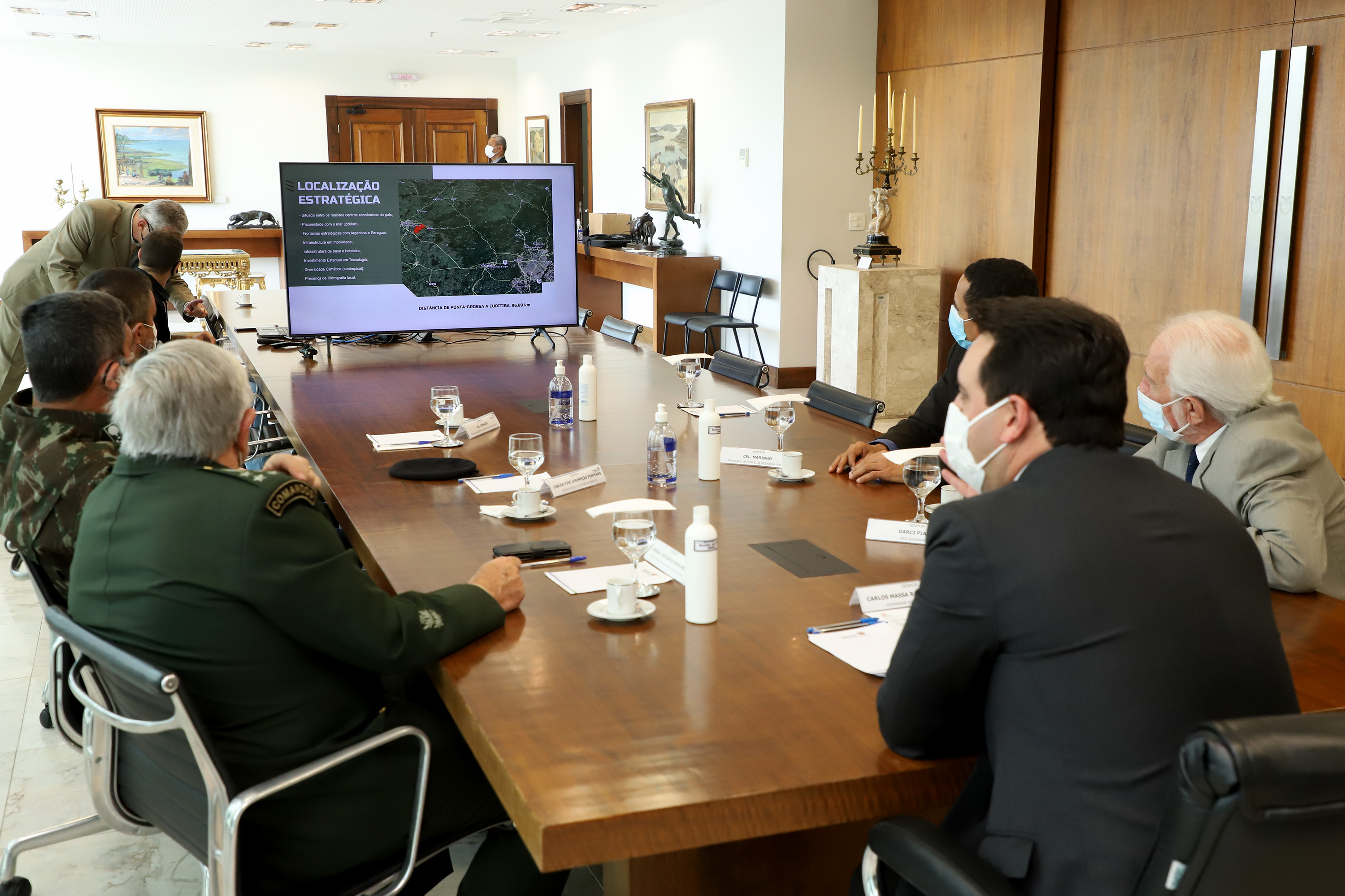 O governador Carlos Massa Ratinho Junior apresentou nesta quarta-feira (5) ao presidente do Superior Tribunal Militar (STM), general do Exército Luis Carlos Gomes Mattos, o projeto de Ponta Grossa para receber a Escola de Sargentos das Armas (ESA) do Exército Brasileiro.  Foto: Ari Dias/AEN