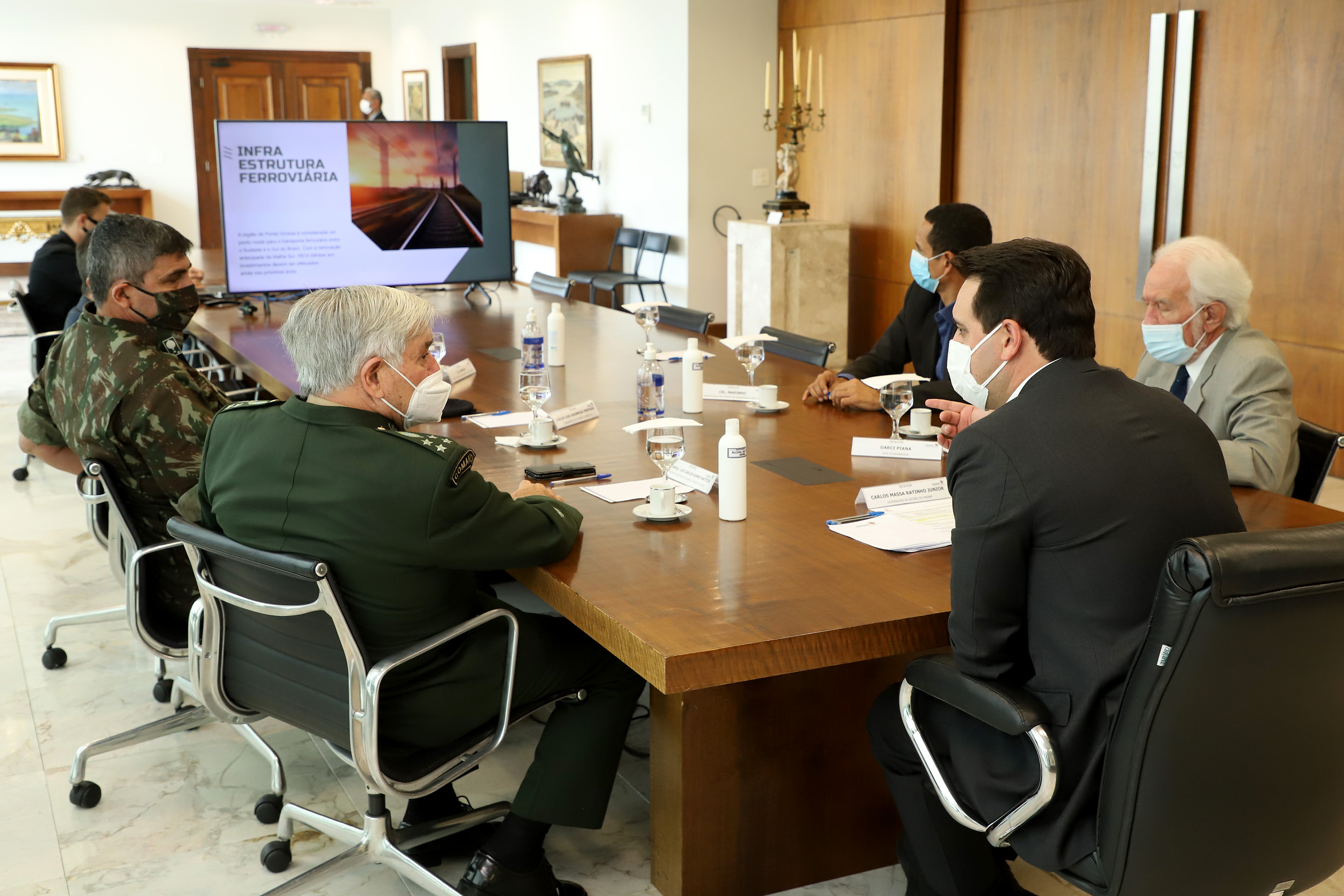 O governador Carlos Massa Ratinho Junior apresentou nesta quarta-feira (5) ao presidente do Superior Tribunal Militar (STM), general do Exército Luis Carlos Gomes Mattos, o projeto de Ponta Grossa para receber a Escola de Sargentos das Armas (ESA) do Exército Brasileiro.  Foto: Ari Dias/AEN