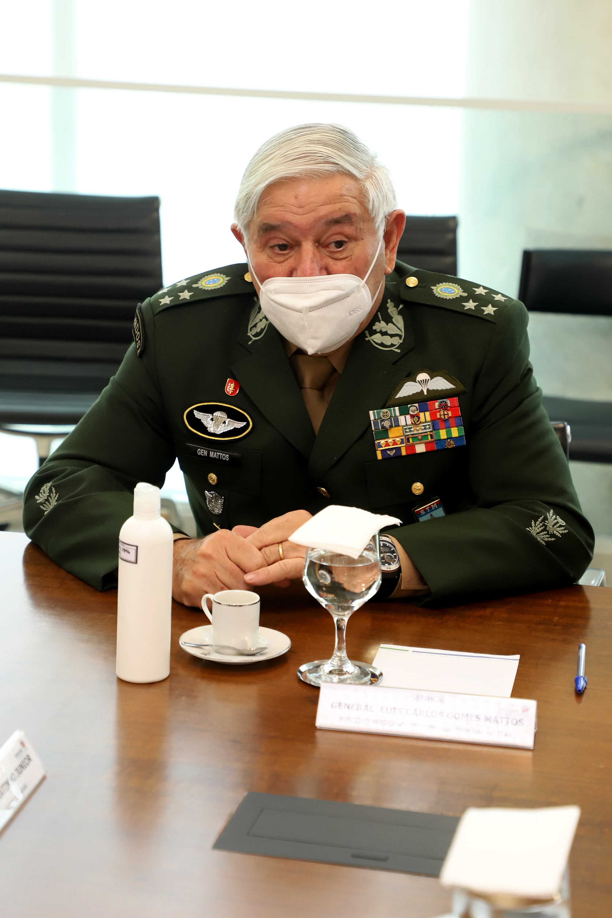 O governador Carlos Massa Ratinho Junior apresentou nesta quarta-feira (5) ao presidente do Superior Tribunal Militar (STM), general do Exército Luis Carlos Gomes Mattos, o projeto de Ponta Grossa para receber a Escola de Sargentos das Armas (ESA) do Exército Brasileiro.  Foto: Ari Dias/AEN