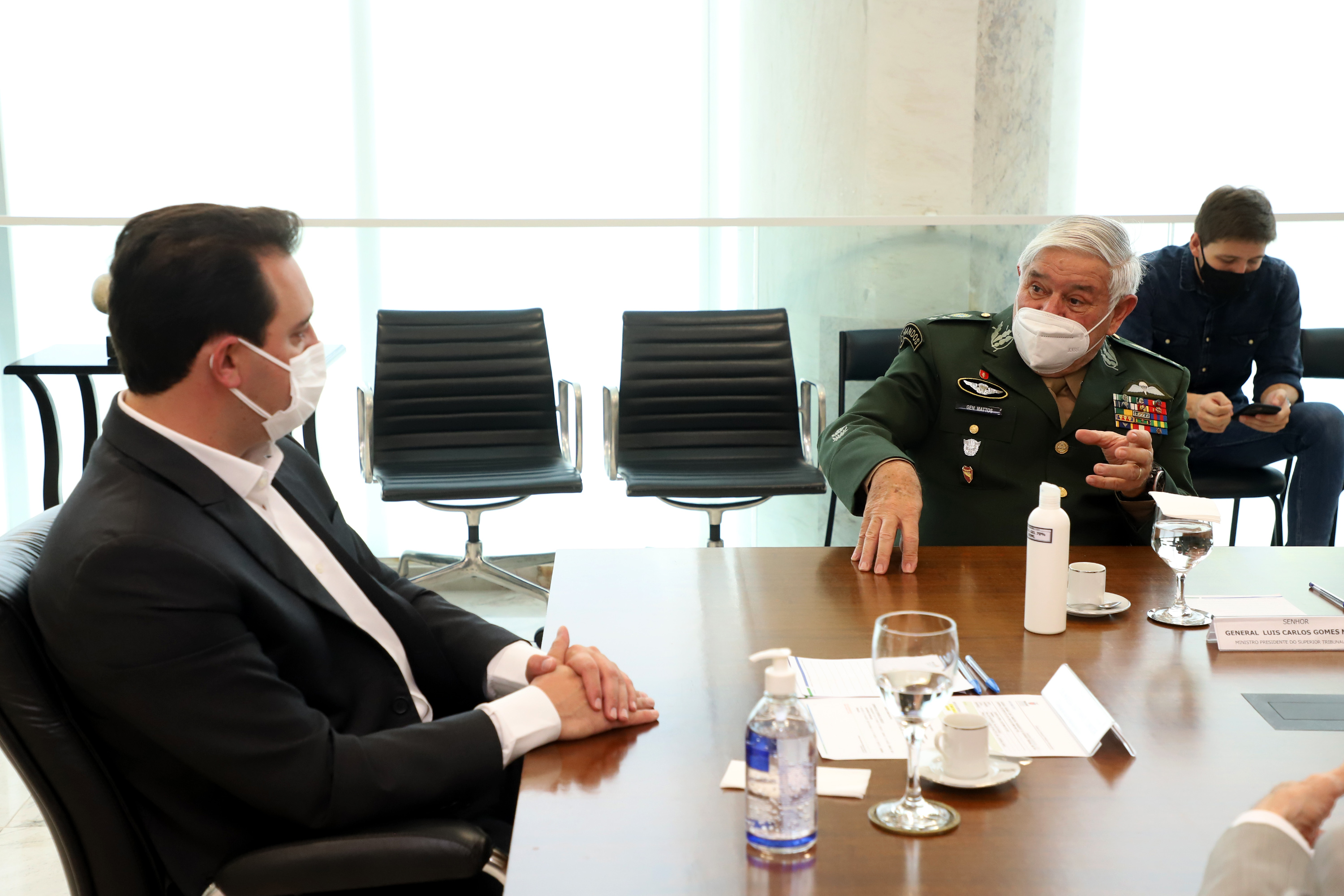 O governador Carlos Massa Ratinho Junior apresentou nesta quarta-feira (5) ao presidente do Superior Tribunal Militar (STM), general do Exército Luis Carlos Gomes Mattos, o projeto de Ponta Grossa para receber a Escola de Sargentos das Armas (ESA) do Exército Brasileiro.  Foto: Ari Dias/AEN