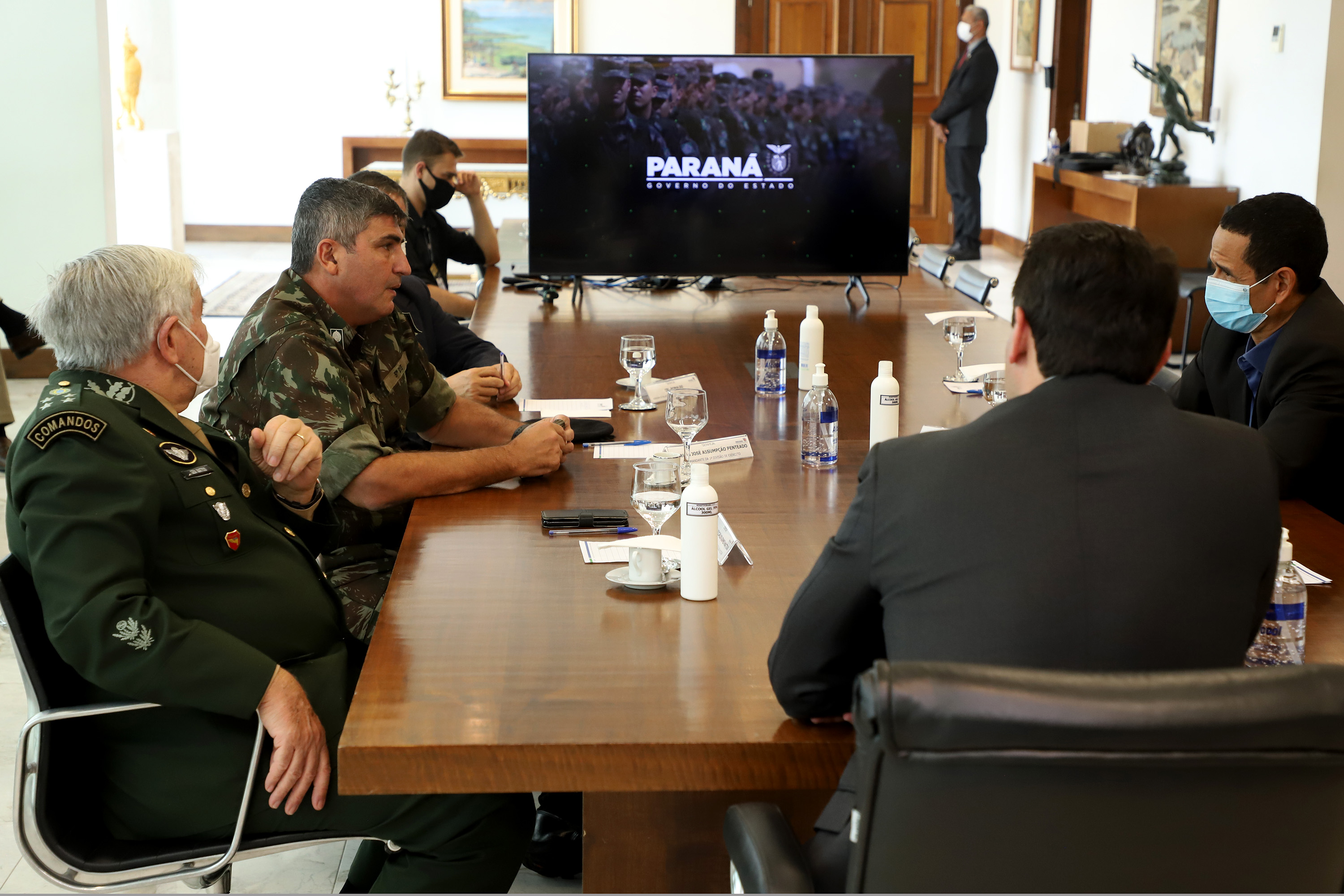 O governador Carlos Massa Ratinho Junior apresentou nesta quarta-feira (5) ao presidente do Superior Tribunal Militar (STM), general do Exército Luis Carlos Gomes Mattos, o projeto de Ponta Grossa para receber a Escola de Sargentos das Armas (ESA) do Exército Brasileiro.  Foto: Ari Dias/AEN