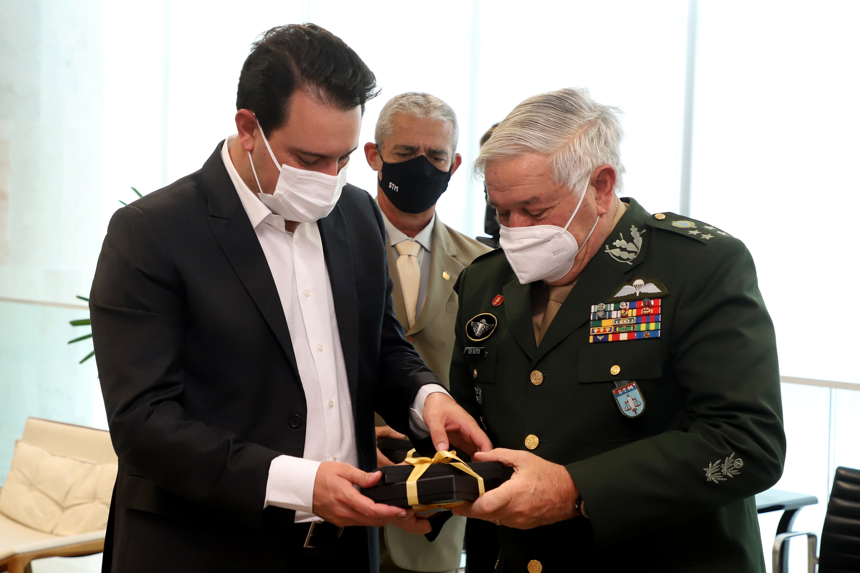 O governador Carlos Massa Ratinho Junior apresentou nesta quarta-feira (5) ao presidente do Superior Tribunal Militar (STM), general do Exército Luis Carlos Gomes Mattos, o projeto de Ponta Grossa para receber a Escola de Sargentos das Armas (ESA) do Exército Brasileiro.  Foto: Ari Dias/AEN