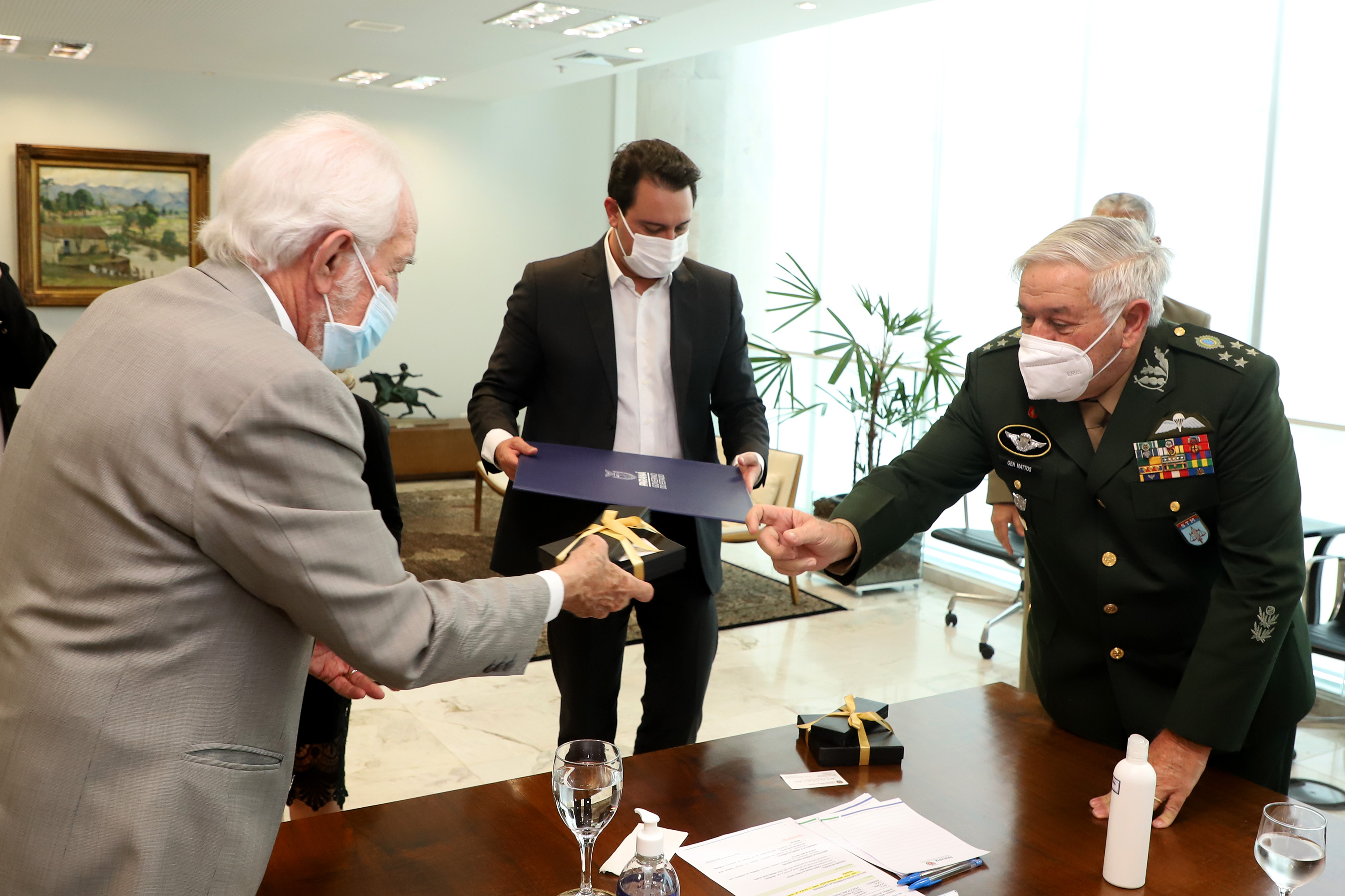 O governador Carlos Massa Ratinho Junior apresentou nesta quarta-feira (5) ao presidente do Superior Tribunal Militar (STM), general do Exército Luis Carlos Gomes Mattos, o projeto de Ponta Grossa para receber a Escola de Sargentos das Armas (ESA) do Exército Brasileiro.  Foto: Ari Dias/AEN