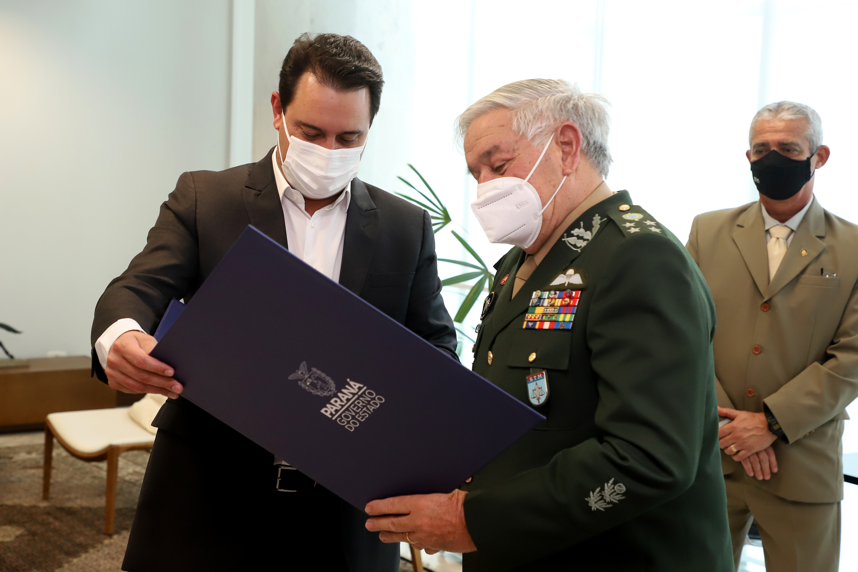 O governador Carlos Massa Ratinho Junior apresentou nesta quarta-feira (5) ao presidente do Superior Tribunal Militar (STM), general do Exército Luis Carlos Gomes Mattos, o projeto de Ponta Grossa para receber a Escola de Sargentos das Armas (ESA) do Exército Brasileiro.  Foto: Ari Dias/AEN