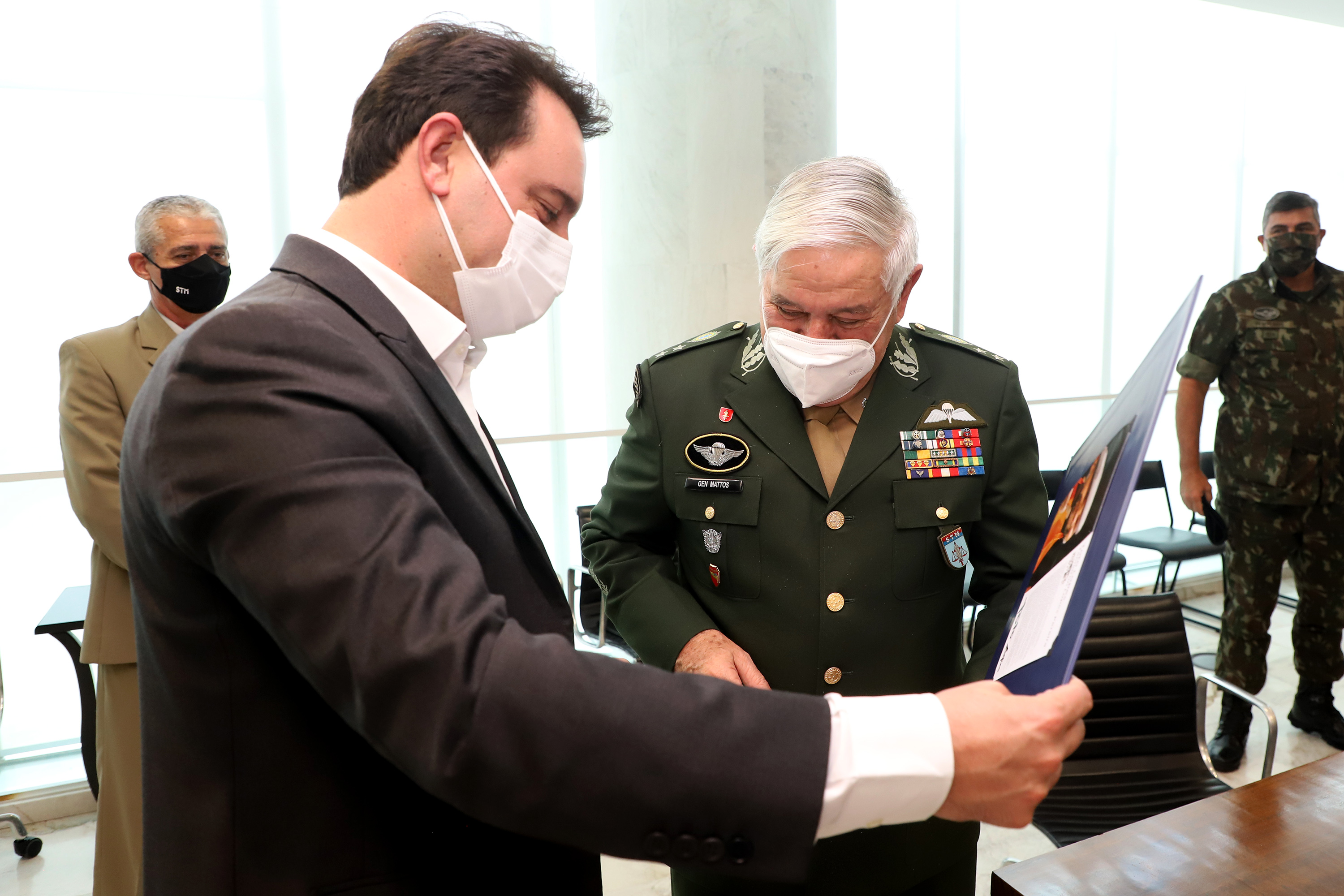 O governador Carlos Massa Ratinho Junior apresentou nesta quarta-feira (5) ao presidente do Superior Tribunal Militar (STM), general do Exército Luis Carlos Gomes Mattos, o projeto de Ponta Grossa para receber a Escola de Sargentos das Armas (ESA) do Exército Brasileiro.  Foto: Ari Dias/AEN