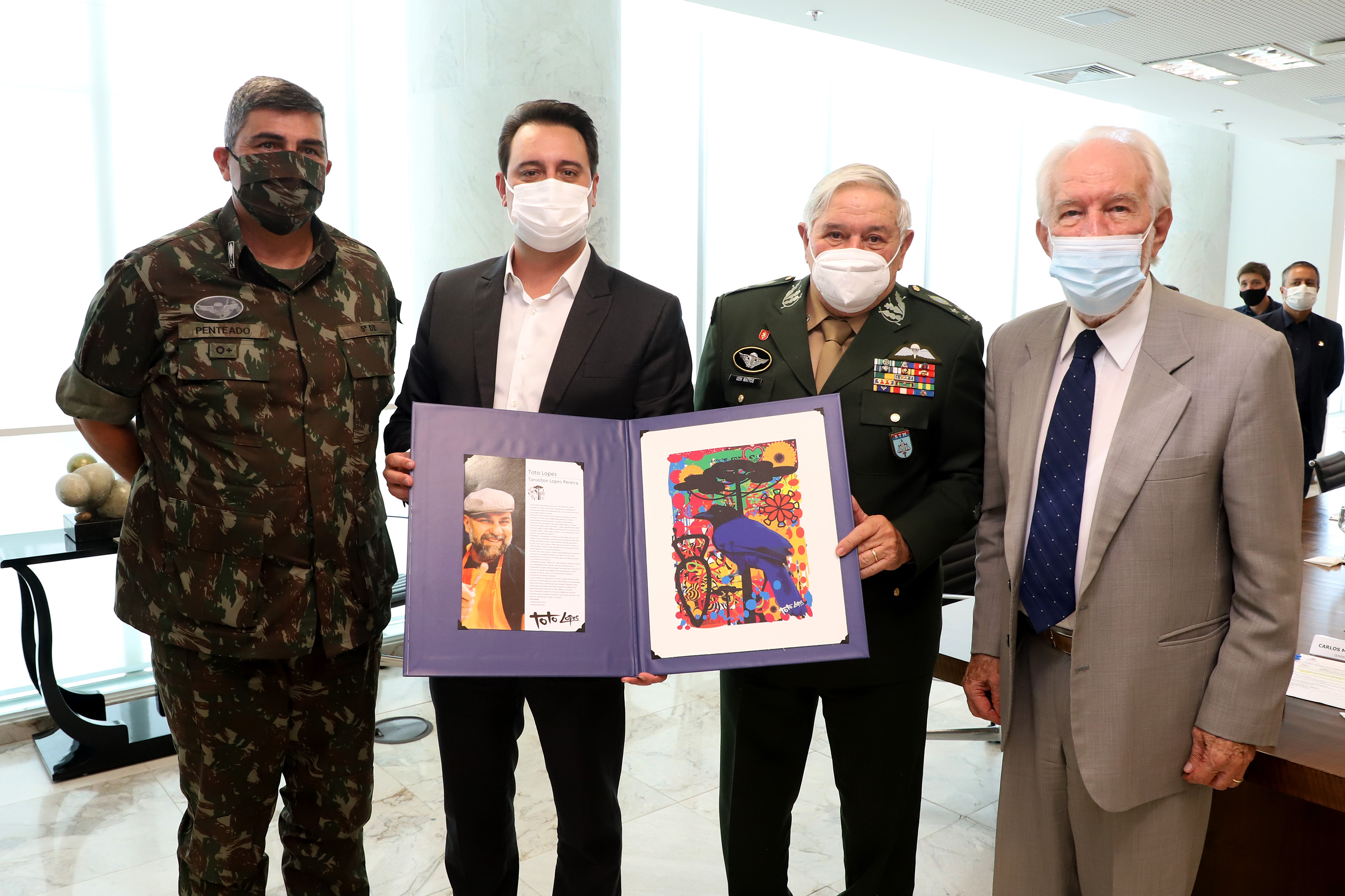 O governador Carlos Massa Ratinho Junior apresentou nesta quarta-feira (5) ao presidente do Superior Tribunal Militar (STM), general do Exército Luis Carlos Gomes Mattos, o projeto de Ponta Grossa para receber a Escola de Sargentos das Armas (ESA) do Exército Brasileiro.  Foto: Ari Dias/AEN