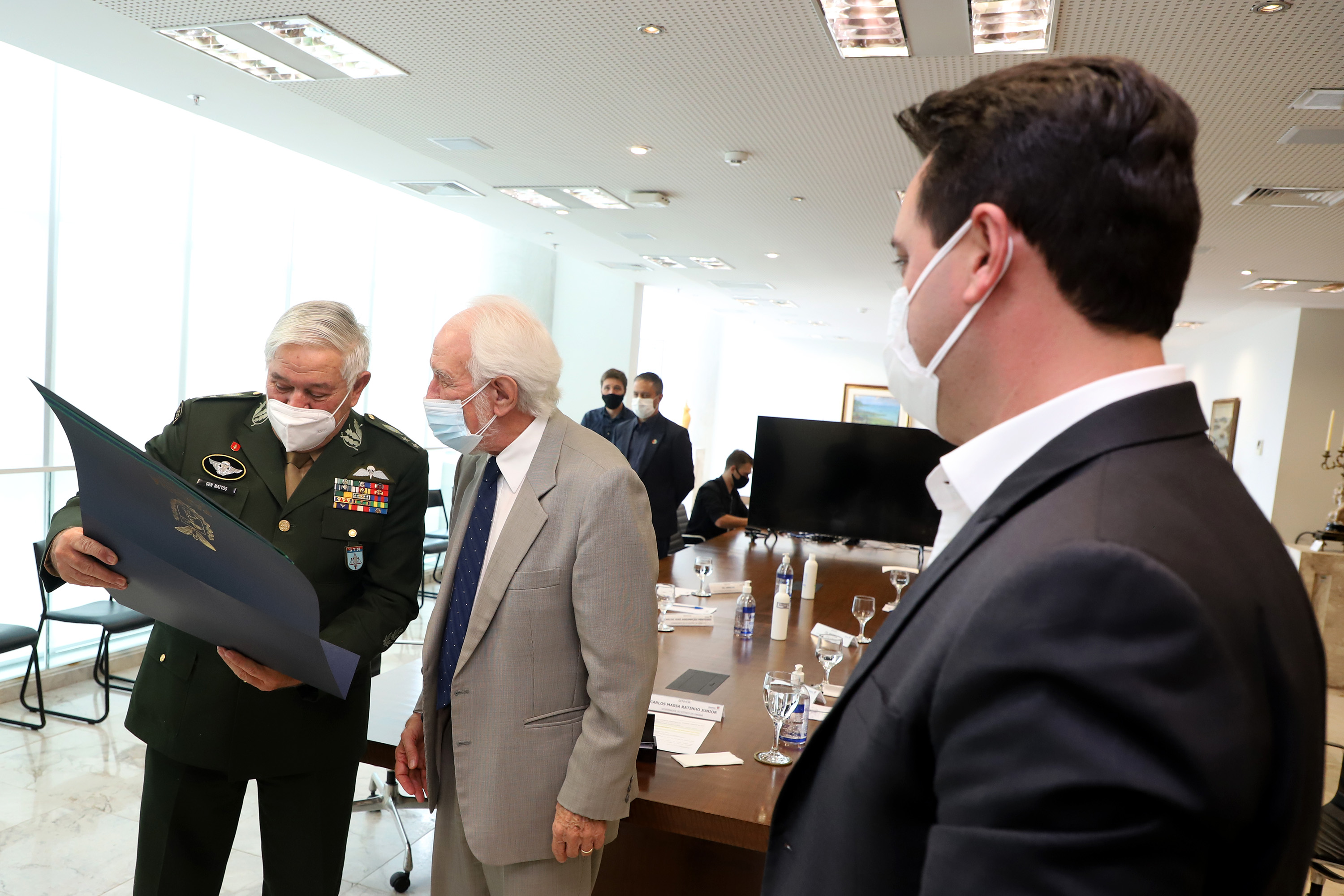 O governador Carlos Massa Ratinho Junior apresentou nesta quarta-feira (5) ao presidente do Superior Tribunal Militar (STM), general do Exército Luis Carlos Gomes Mattos, o projeto de Ponta Grossa para receber a Escola de Sargentos das Armas (ESA) do Exército Brasileiro.  Foto: Ari Dias/AEN