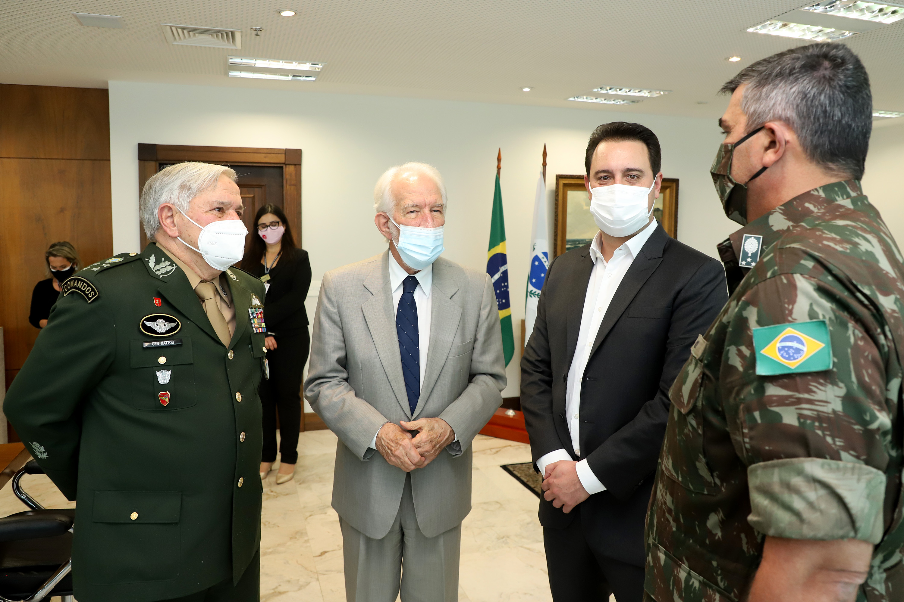 O governador Carlos Massa Ratinho Junior apresentou nesta quarta-feira (5) ao presidente do Superior Tribunal Militar (STM), general do Exército Luis Carlos Gomes Mattos, o projeto de Ponta Grossa para receber a Escola de Sargentos das Armas (ESA) do Exército Brasileiro.  Foto: Ari Dias/AEN