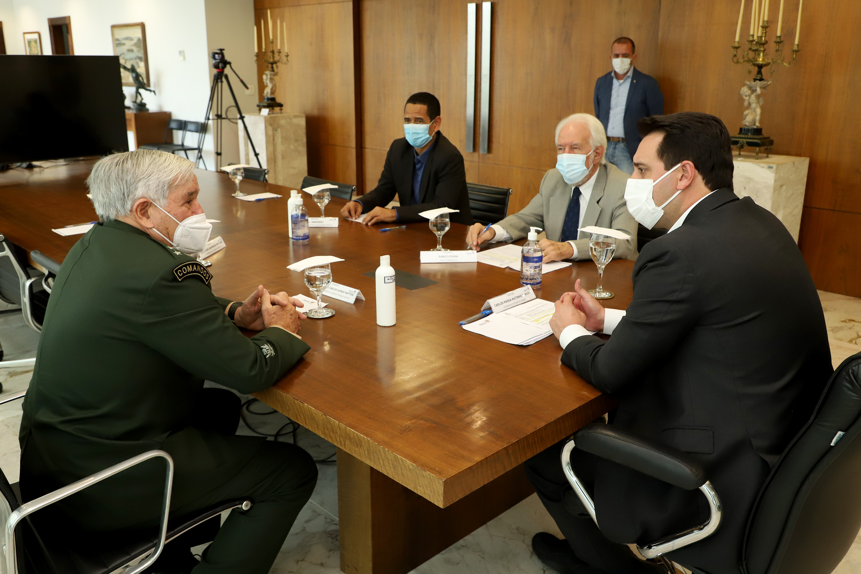 O governador Carlos Massa Ratinho Junior apresentou nesta quarta-feira (5) ao presidente do Superior Tribunal Militar (STM), general do Exército Luis Carlos Gomes Mattos, o projeto de Ponta Grossa para receber a Escola de Sargentos das Armas (ESA) do Exército Brasileiro.  Foto: Ari Dias/AEN