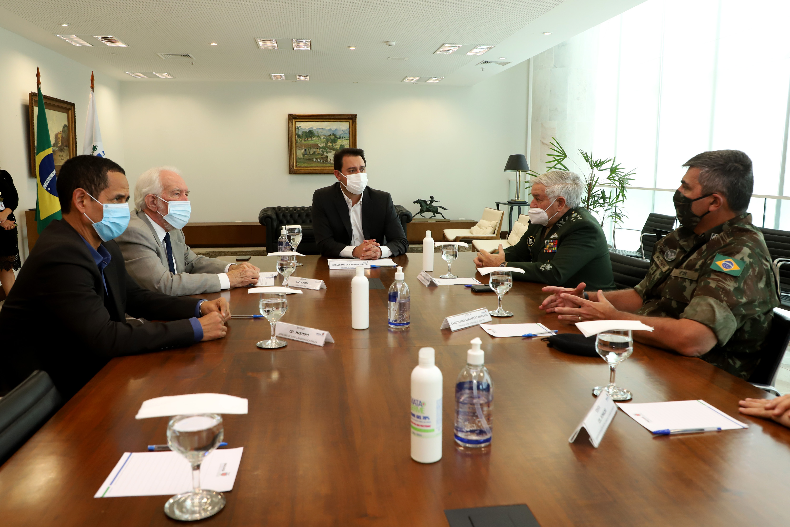O governador Carlos Massa Ratinho Junior apresentou nesta quarta-feira (5) ao presidente do Superior Tribunal Militar (STM), general do Exército Luis Carlos Gomes Mattos, o projeto de Ponta Grossa para receber a Escola de Sargentos das Armas (ESA) do Exército Brasileiro.  Foto: Ari Dias/AEN
