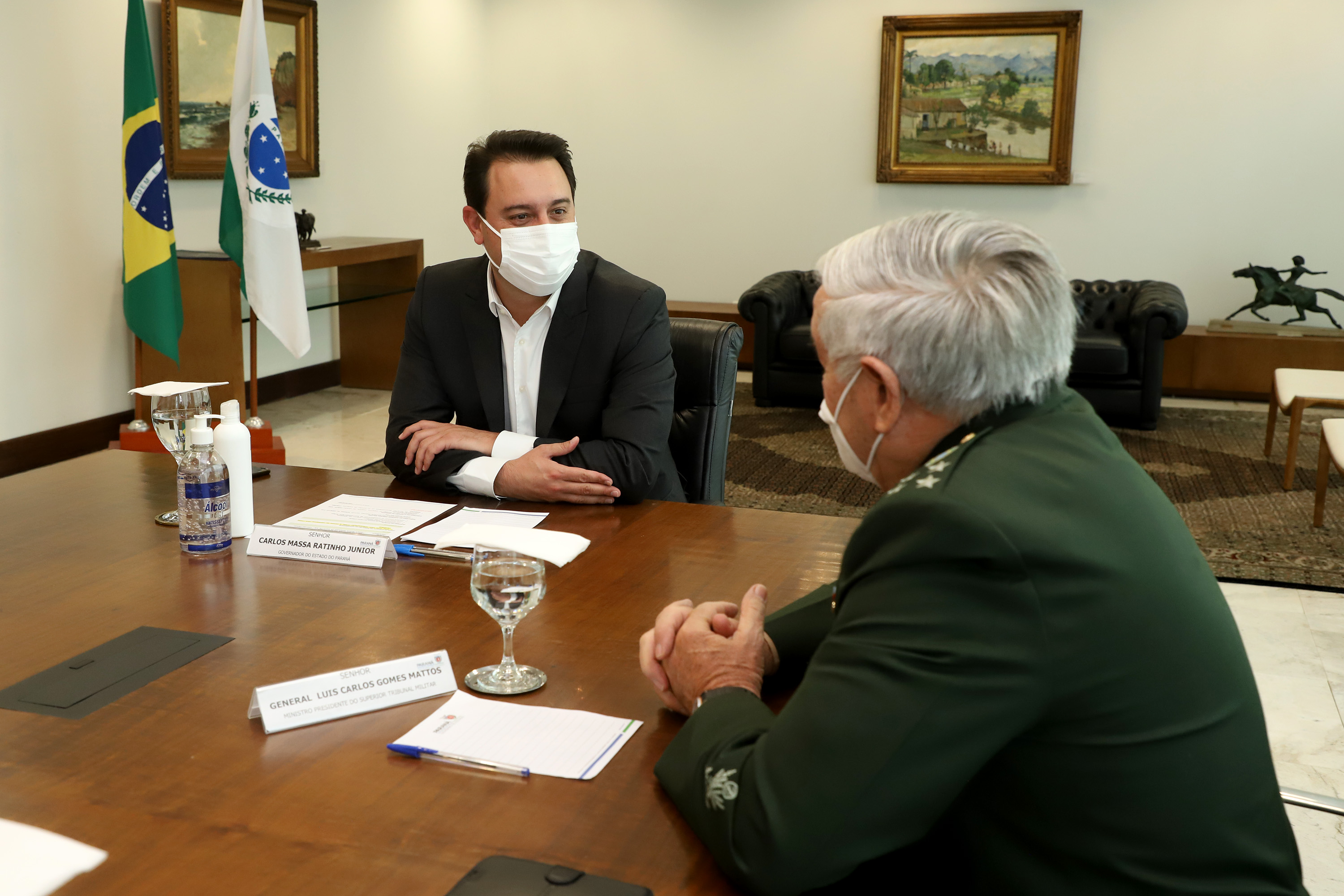 O governador Carlos Massa Ratinho Junior apresentou nesta quarta-feira (5) ao presidente do Superior Tribunal Militar (STM), general do Exército Luis Carlos Gomes Mattos, o projeto de Ponta Grossa para receber a Escola de Sargentos das Armas (ESA) do Exército Brasileiro.  Foto: Ari Dias/AEN
