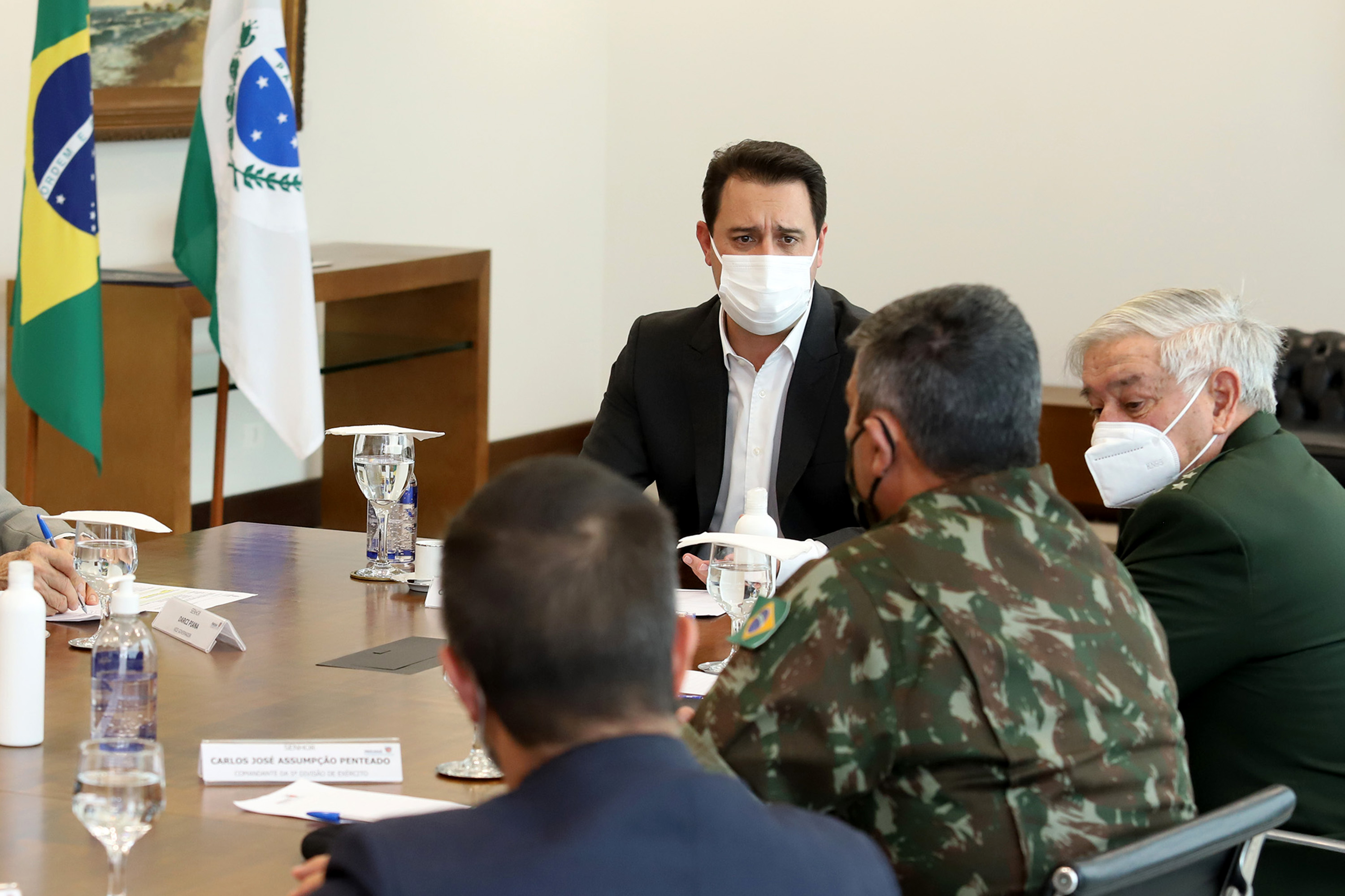 O governador Carlos Massa Ratinho Junior apresentou nesta quarta-feira (5) ao presidente do Superior Tribunal Militar (STM), general do Exército Luis Carlos Gomes Mattos, o projeto de Ponta Grossa para receber a Escola de Sargentos das Armas (ESA) do Exército Brasileiro.  Foto: Ari Dias/AEN