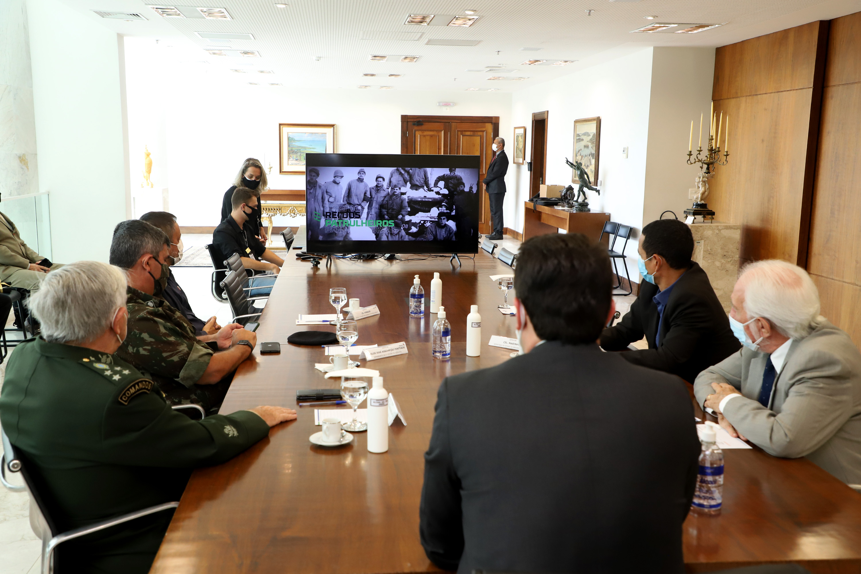 O governador Carlos Massa Ratinho Junior apresentou nesta quarta-feira (5) ao presidente do Superior Tribunal Militar (STM), general do Exército Luis Carlos Gomes Mattos, o projeto de Ponta Grossa para receber a Escola de Sargentos das Armas (ESA) do Exército Brasileiro.  Foto: Ari Dias/AEN