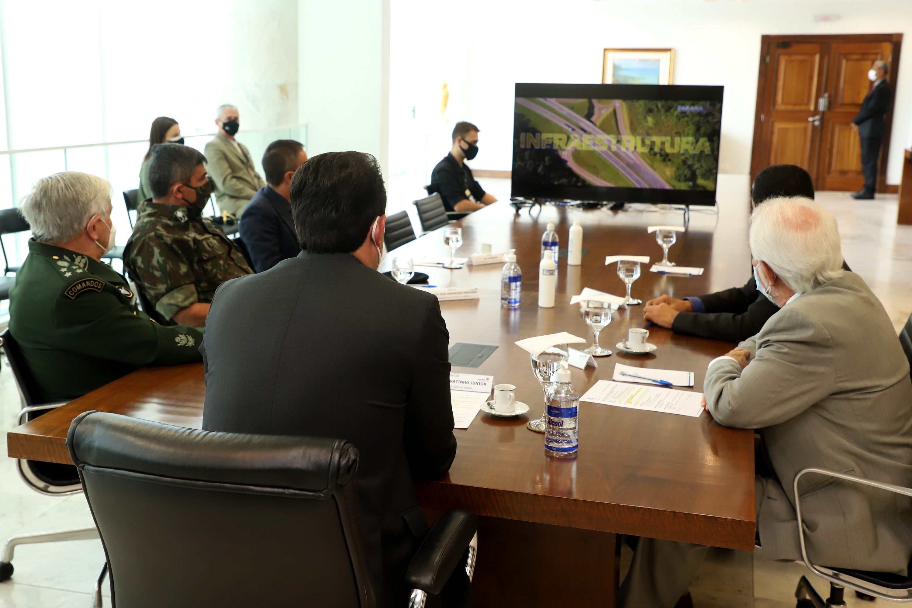 O governador Carlos Massa Ratinho Junior apresentou nesta quarta-feira (5) ao presidente do Superior Tribunal Militar (STM), general do Exército Luis Carlos Gomes Mattos, o projeto de Ponta Grossa para receber a Escola de Sargentos das Armas (ESA) do Exército Brasileiro.  Foto: Ari Dias/AEN