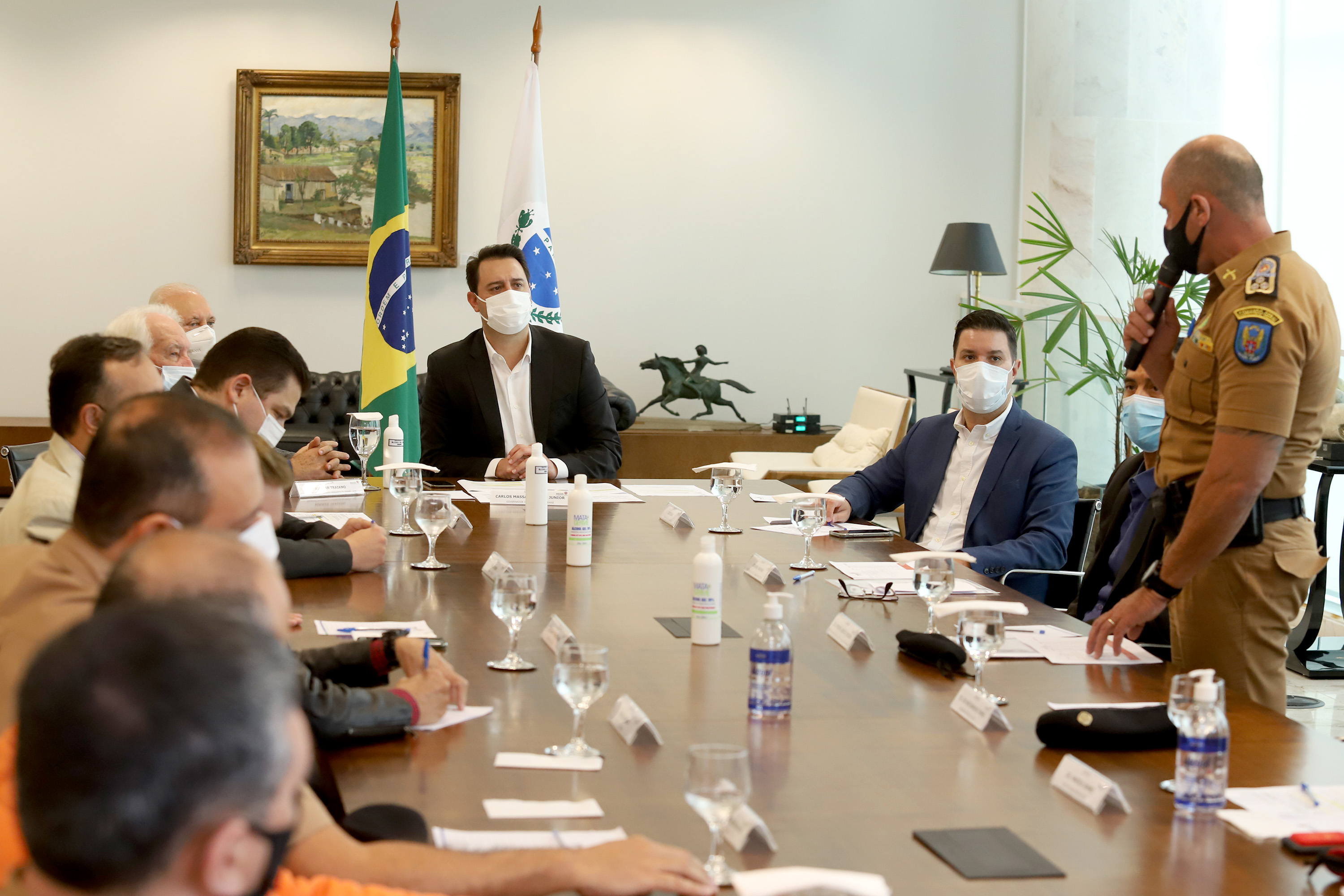 O governador Carlos Massa Ratinho Junior assinou nesta quinta-feira (6), em um ato no Palácio Iguaçu, os decretos que autorizam a promoção de praças da Polícia Militar do Paraná (policiais e bombeiros militares) e a regulamentação da diária extrajornada para policiais militares. Foto:Ari Dias/AEN