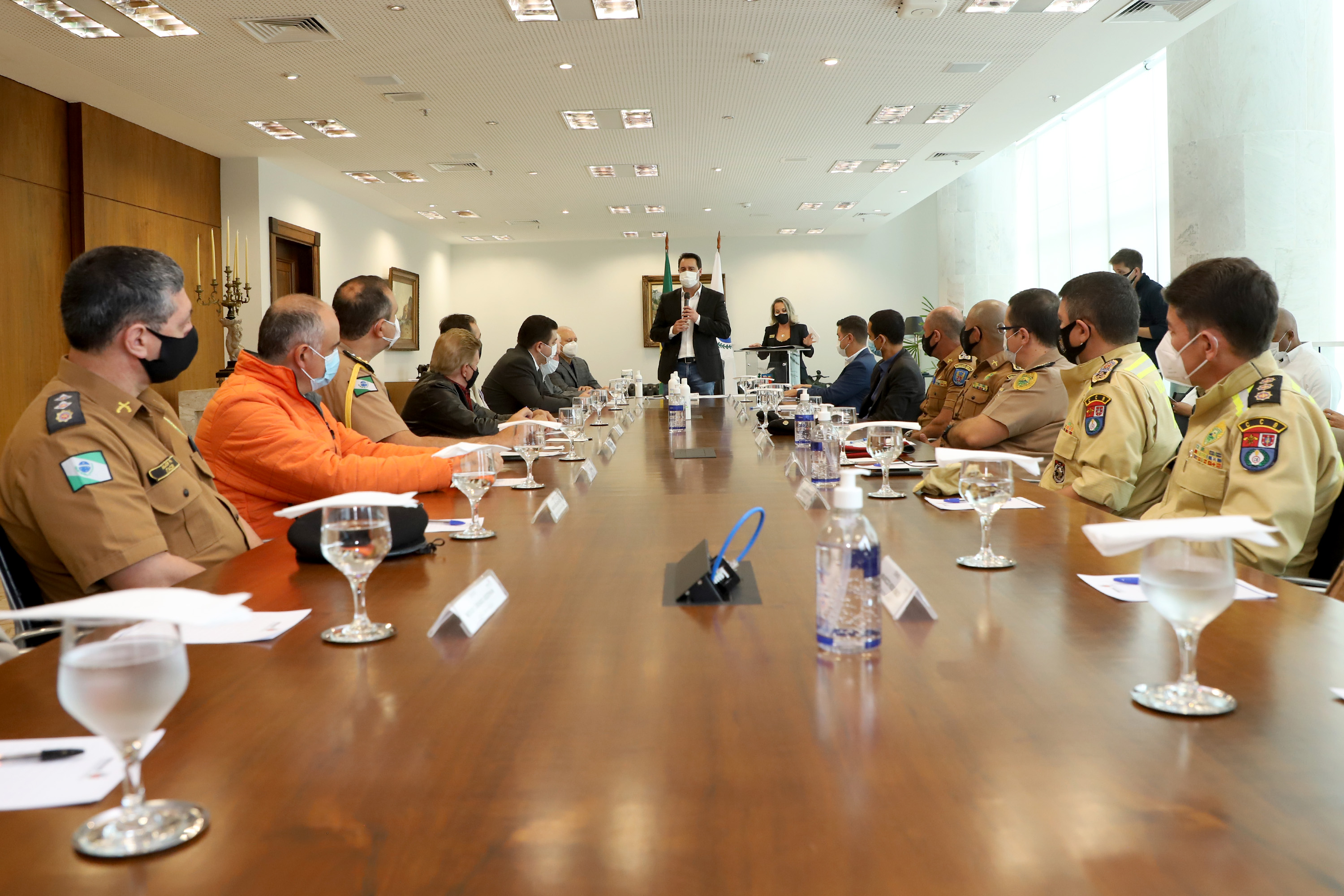 O governador Carlos Massa Ratinho Junior assinou nesta quinta-feira (6), em um ato no Palácio Iguaçu, os decretos que autorizam a promoção de praças da Polícia Militar do Paraná (policiais e bombeiros militares) e a regulamentação da diária extrajornada para policiais militares. Foto:Ari Dias/AEN